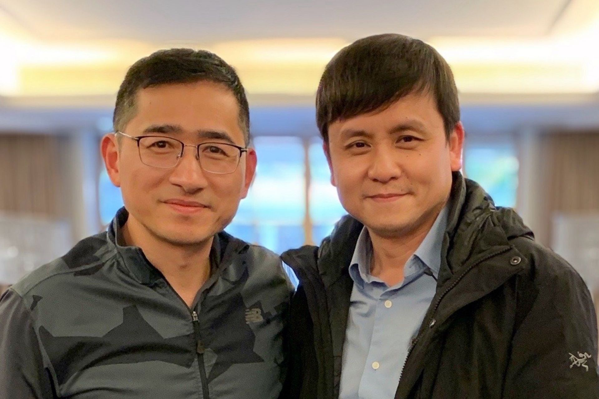 张文宏(右)的言论引发两极争议。(微博@张强医生) 张文宏(右)的言论引发两极争议。(微博@张强医生)