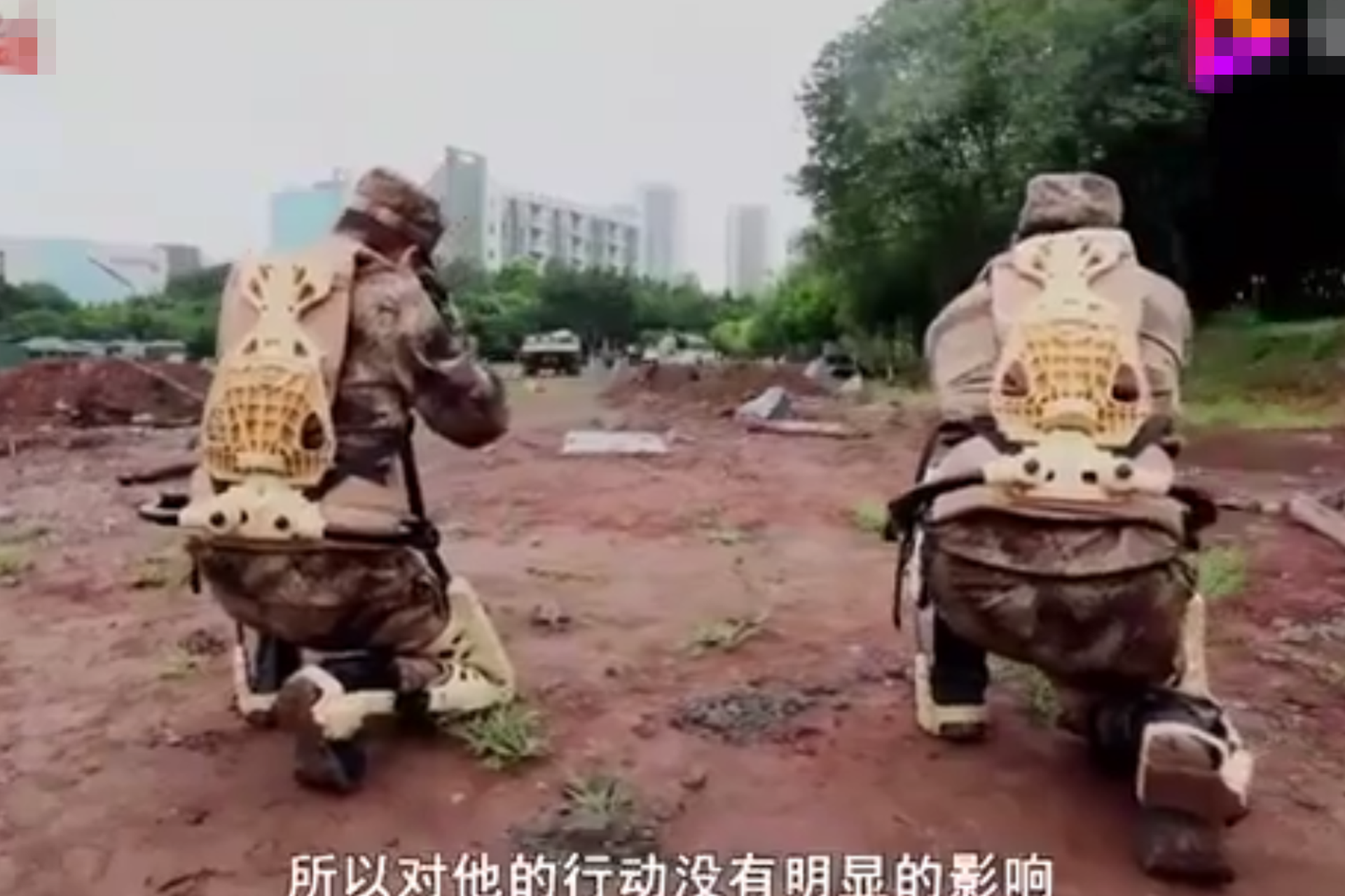 视频画面中，解放军士兵穿戴该装备参与演练。（中国军视网视频截图）