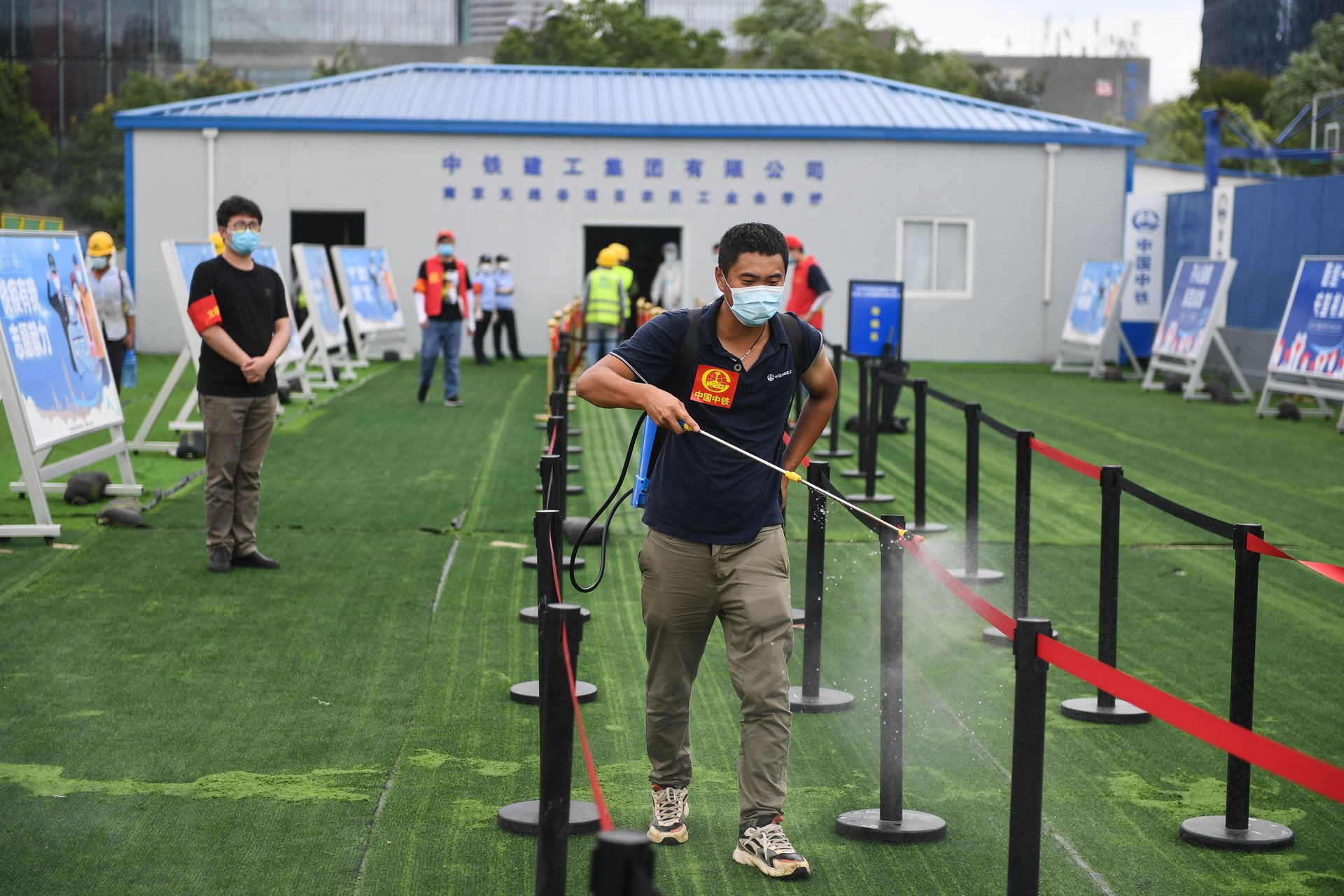 2021年7月29日，南京开展第3轮全员核酸检测，图为工作人员在中铁建工集团南京无线谷项目部核酸检测点消毒。（新华社）