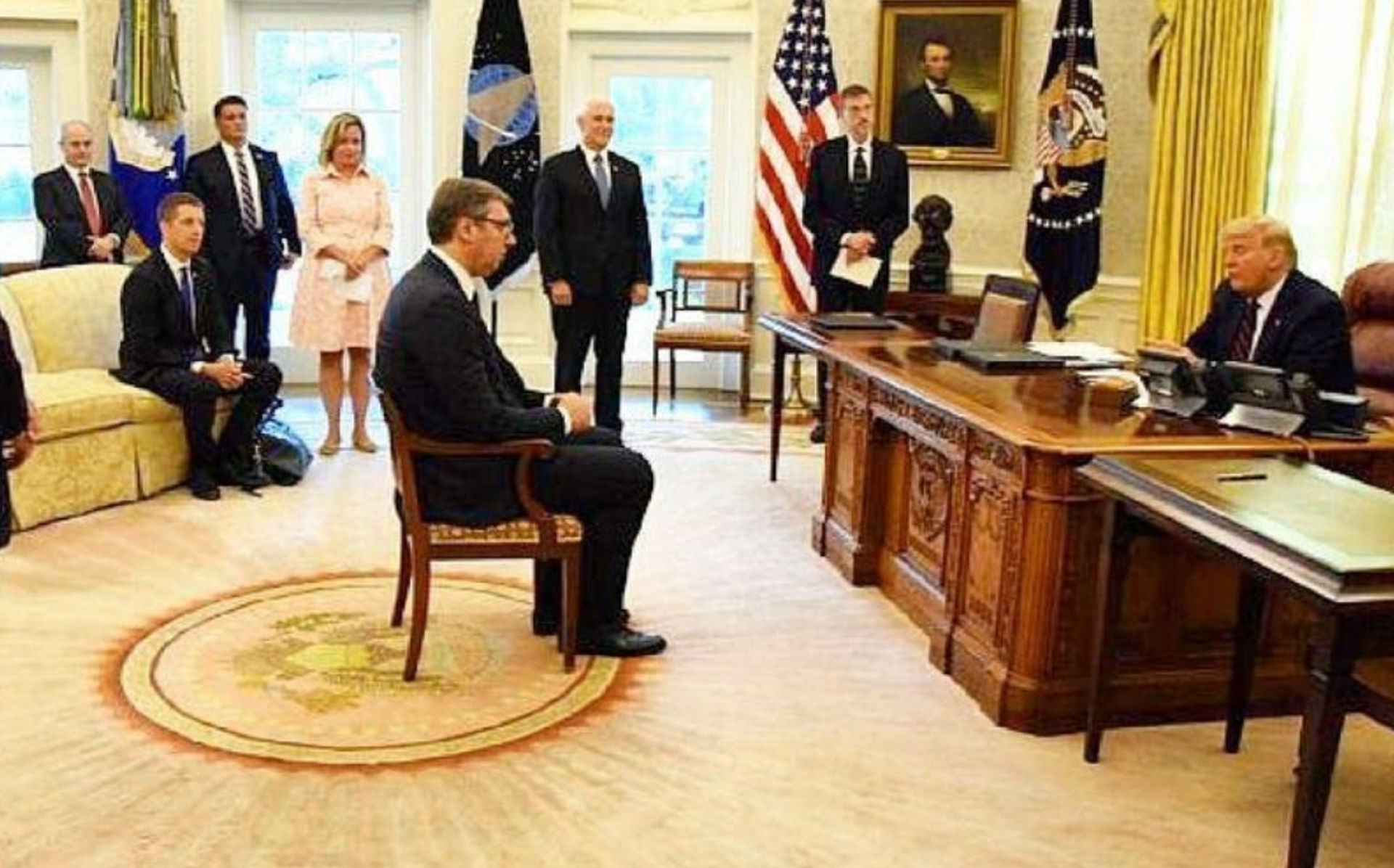 2020年9月4日,武契奇访问美国时与时任美国总统特朗普(Donald Trump)会晤。彼时白宫的座位安排遭到各界诟病。(AP) 2020年9月4日,武契奇访问美国时与时任美国总统特朗普(Donald Trump)会晤。彼时白宫的座位安排遭到各界诟病。(AP)