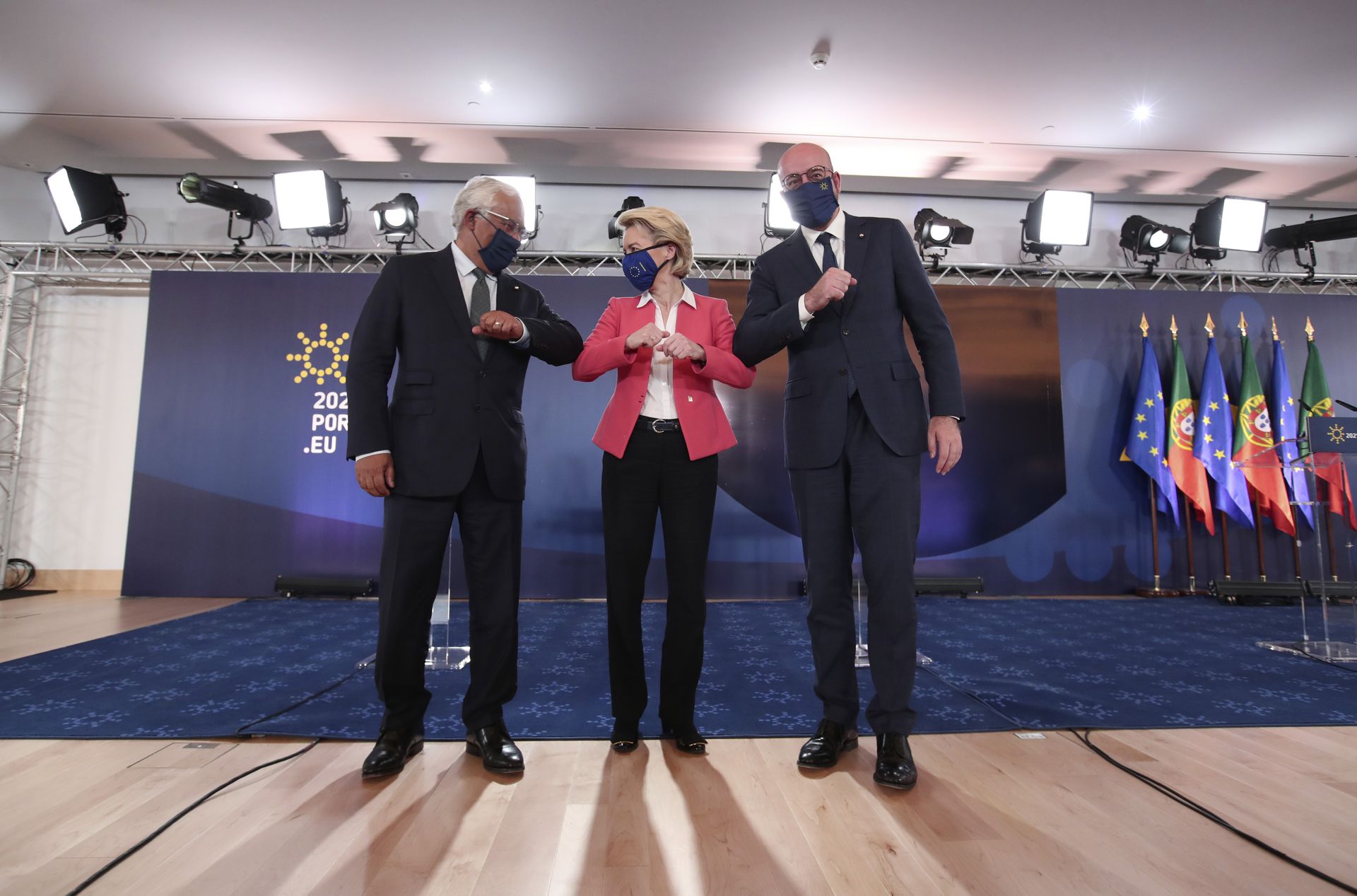 2021年5月8日,欧盟委员会主席冯德莱恩(中)与参加记者会人员互动。(AP) 2021年5月8日,欧盟委员会主席冯德莱恩(中)与参加记者会人员互动。(AP)