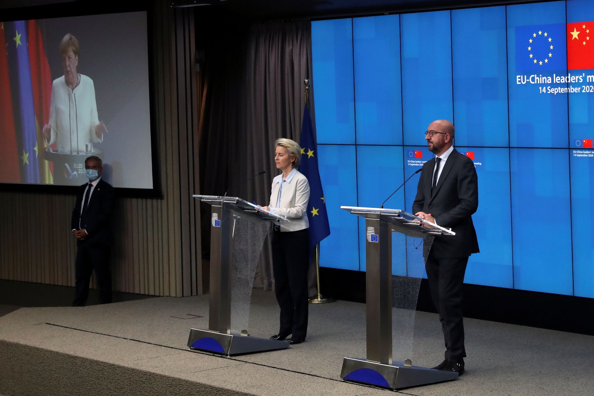 中国与欧盟领导人视频会议结束后，米歇尔与欧盟委员会主席冯德莱恩在布鲁塞尔欧洲理事会举行记者会。（Reuters）