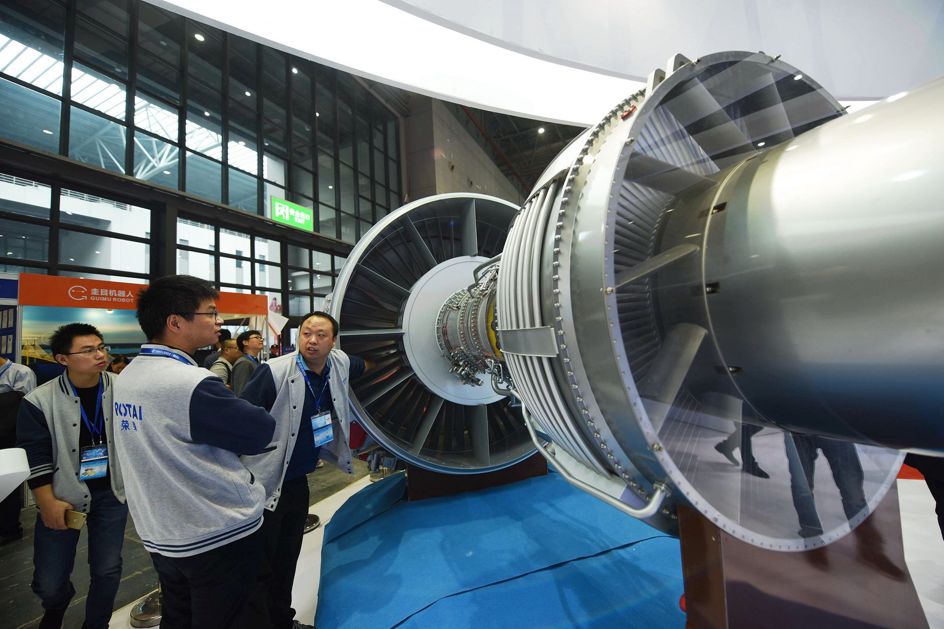 参观者在观看中国国产大型客机发动机CJ-1000A等比例模型。 （视觉中国）
