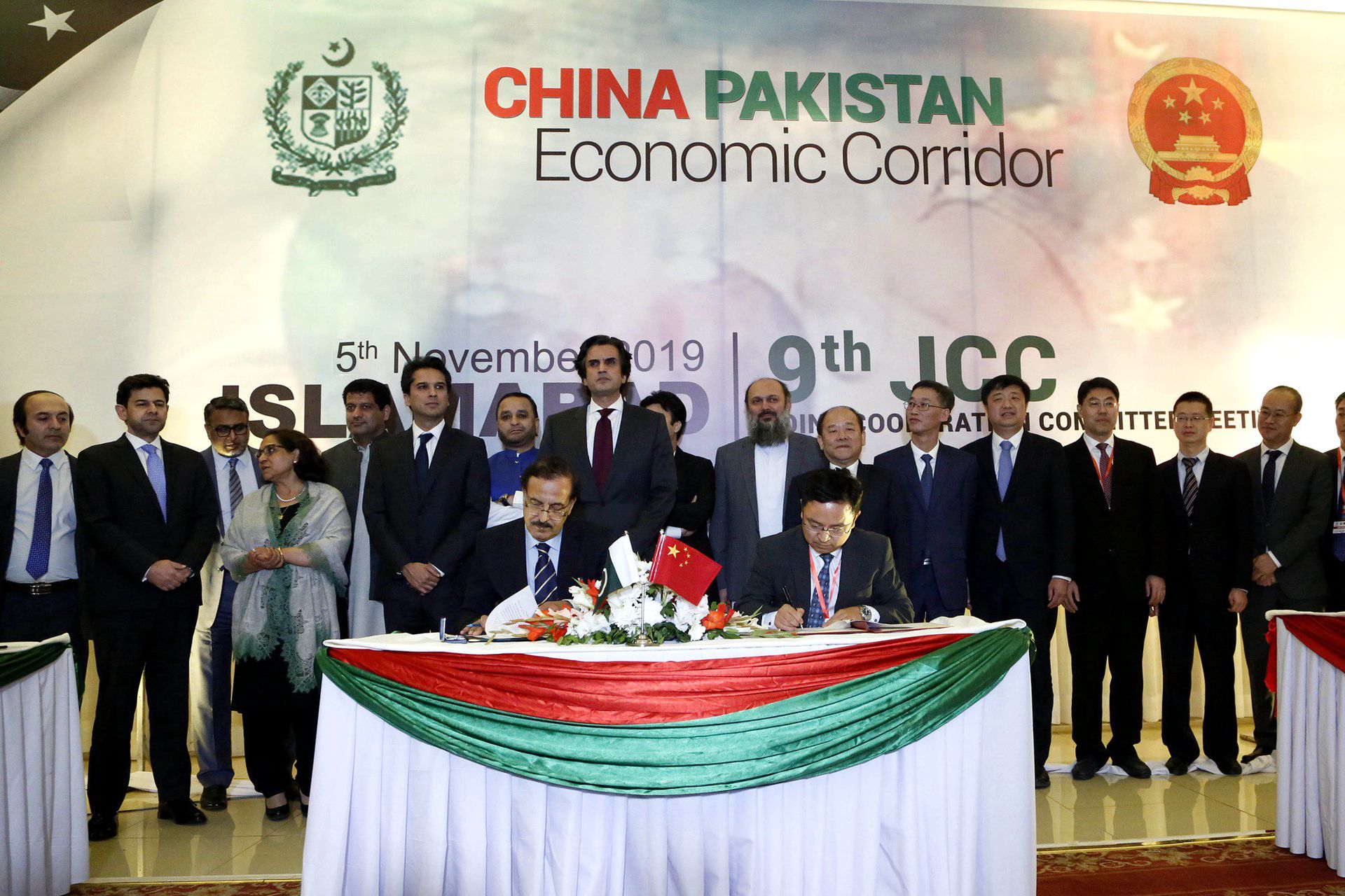 2019年11月5日，中巴经济走廊联合合作委员会第九次会议在巴基斯坦伊斯兰堡举行，中国和巴基斯坦代表在会议上签署合作文件。（新华社）