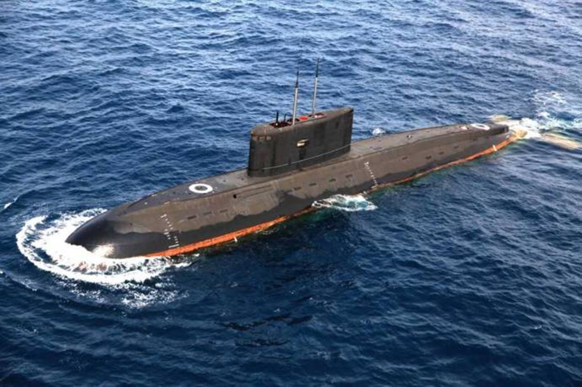 中国南部战区海军即南海舰队装备的俄制基洛级潜艇。中国前后向俄罗斯购买了两型12艘基洛级潜艇，基洛级潜艇的引进在增强中国海军战力的同时，中国潜艇技术也获益良多。（微博@梁无咎）