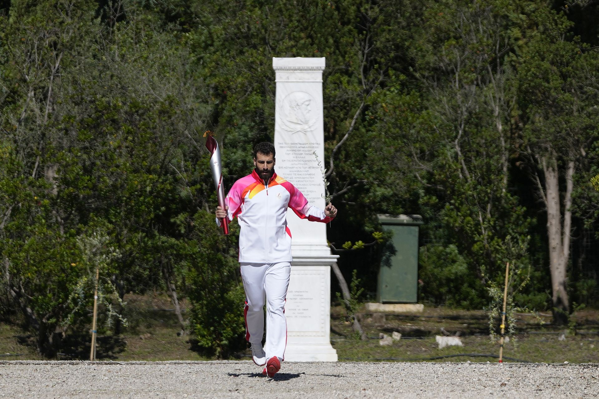 手持火炬的安东尼乌一路奔跑来到现代奥林匹克之父顾拜旦（Pierre de Coubertin）的纪念碑旁。（AP）