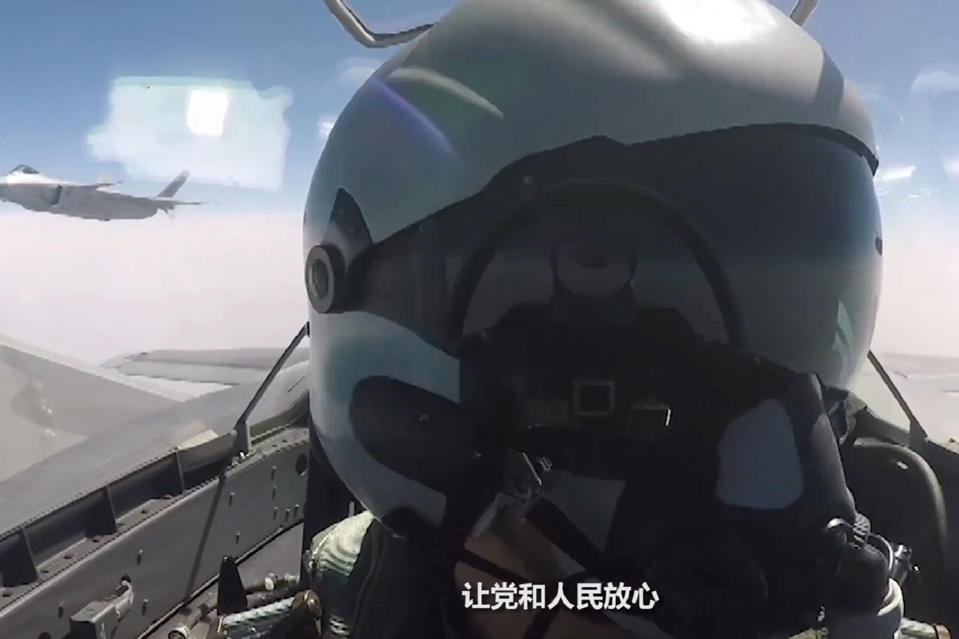 歼-20最新训练视频。图为歼-20飞行员所戴头盔镜头。（中国央视军事截图）