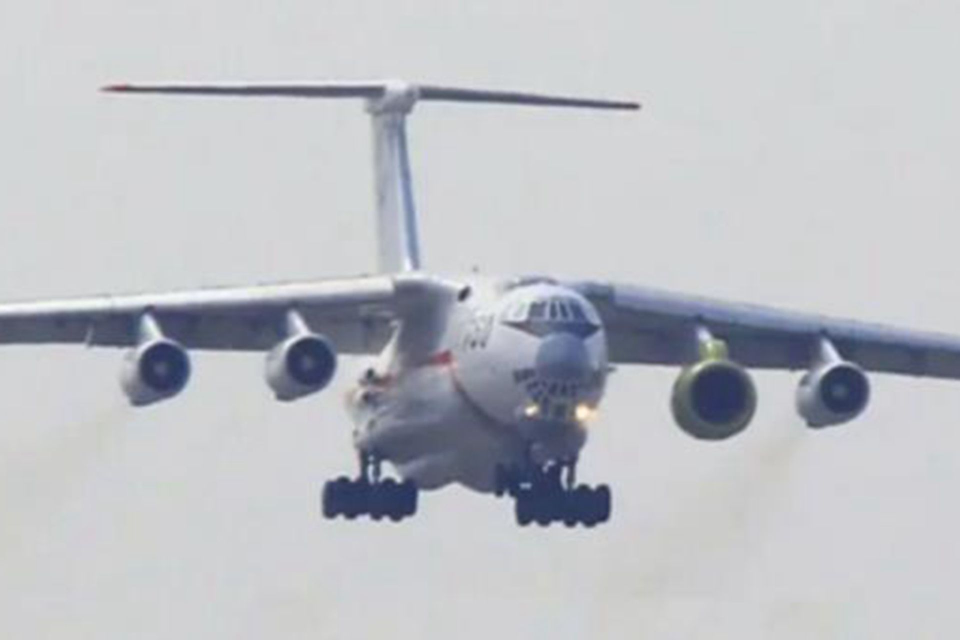 2020年11月21日,中国国产大型运输机运-20安装涡扇-20发动机进行首飞。(鼎盛军事)