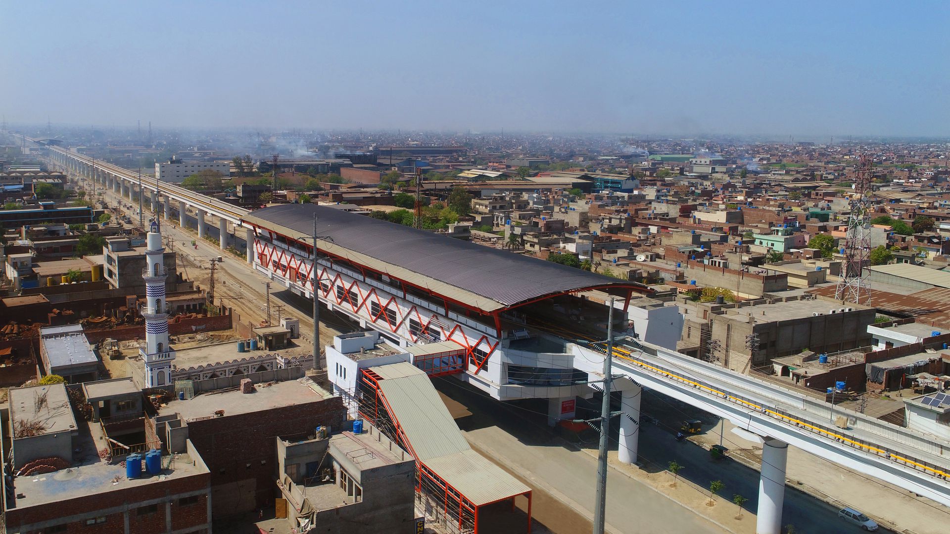 航拍巴基斯坦拉合尔市轨道交通橙线车站画面。（微博@广州地铁）