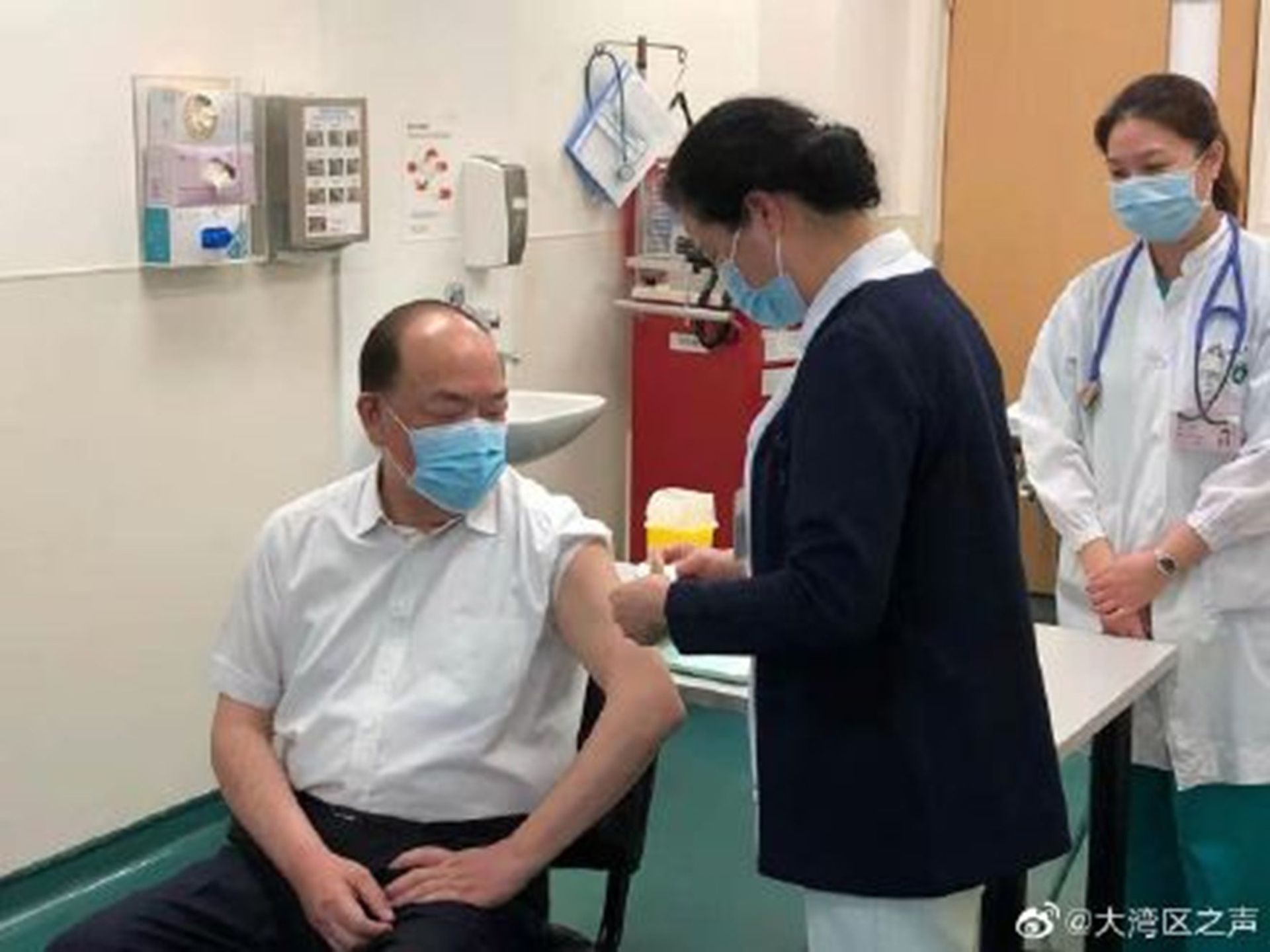 澳门特区政府当地时间2月9日举行新冠病毒(SARS-CoV-2)疫苗接种启动仪式。澳门特首贺一诚接种疫苗现场曝光。(微博@大湾区之声) 澳门特区政府当地时间2月9日举行新冠病毒(SARS-CoV-2)疫苗接种启动仪式。澳门特首贺一诚接种疫苗现场曝光。(微博@大湾区之声)