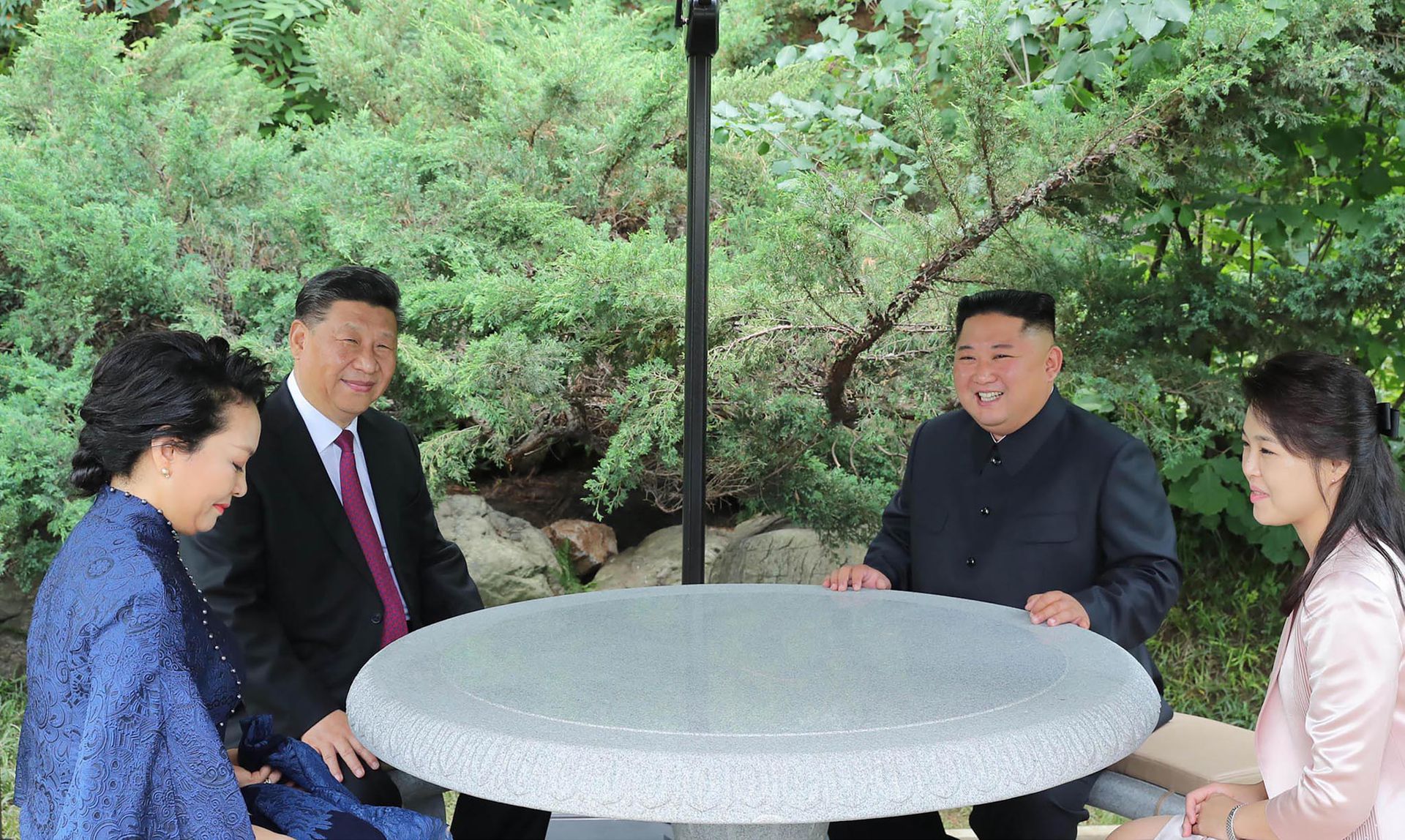 2019年6月21日，朝鲜官方公开习近平夫妇与金正恩夫妇会谈画面。（AP）