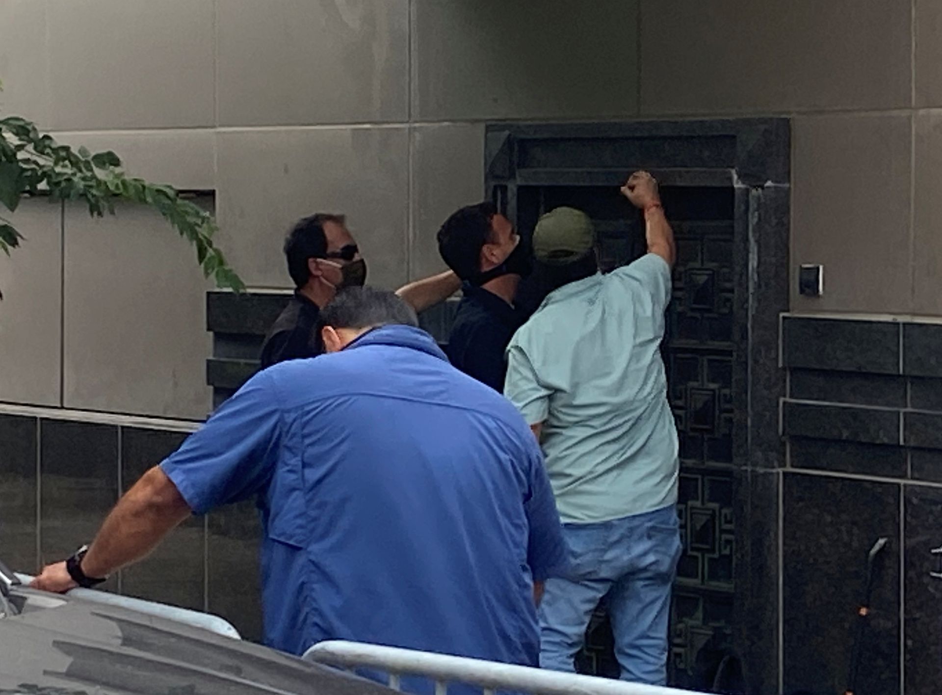 7月24日下午，中国人员离开后，美国政府人员试图撬开中国驻休斯敦总领馆的后门。（Reuters）