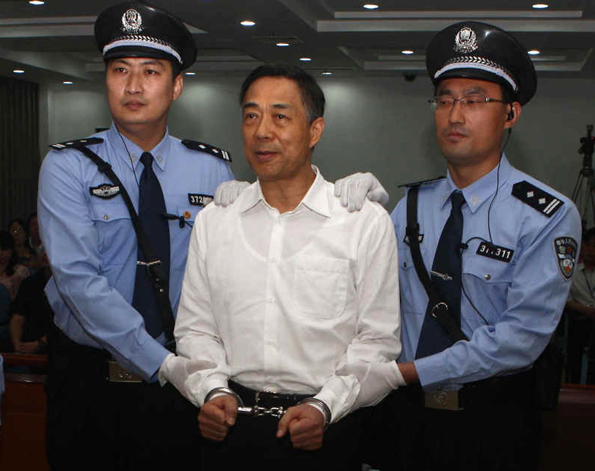 2013年9月22日，薄熙来被判处无期徒刑，宣判后薄熙来被戴上手铐。（路透社）