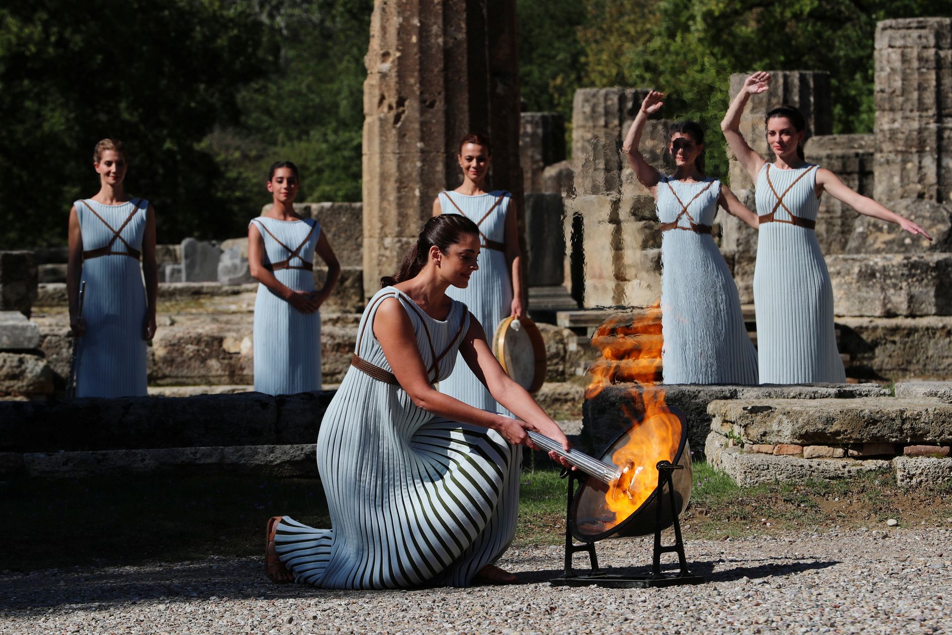 2021年10月18日，扮演最高女祭司的希腊知名女演员乔治乌向光明之神阿波罗祈祷，并利用凹面镜点燃了火种。（Reuters）