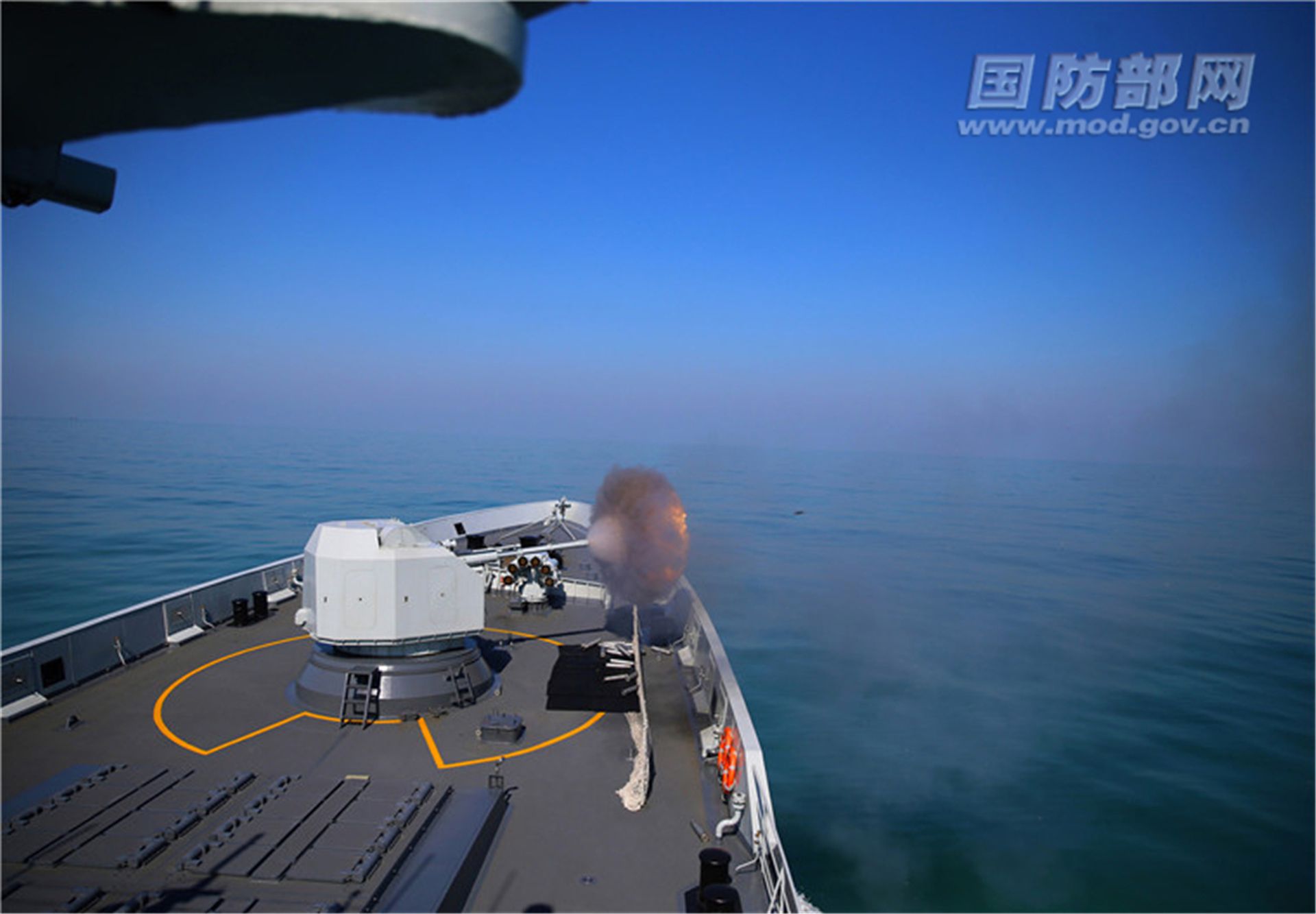 大陆军队东部战区海军进行实战化演习。图为2017年2月，大陆海军护卫舰主炮开炮。（中国国防部网）