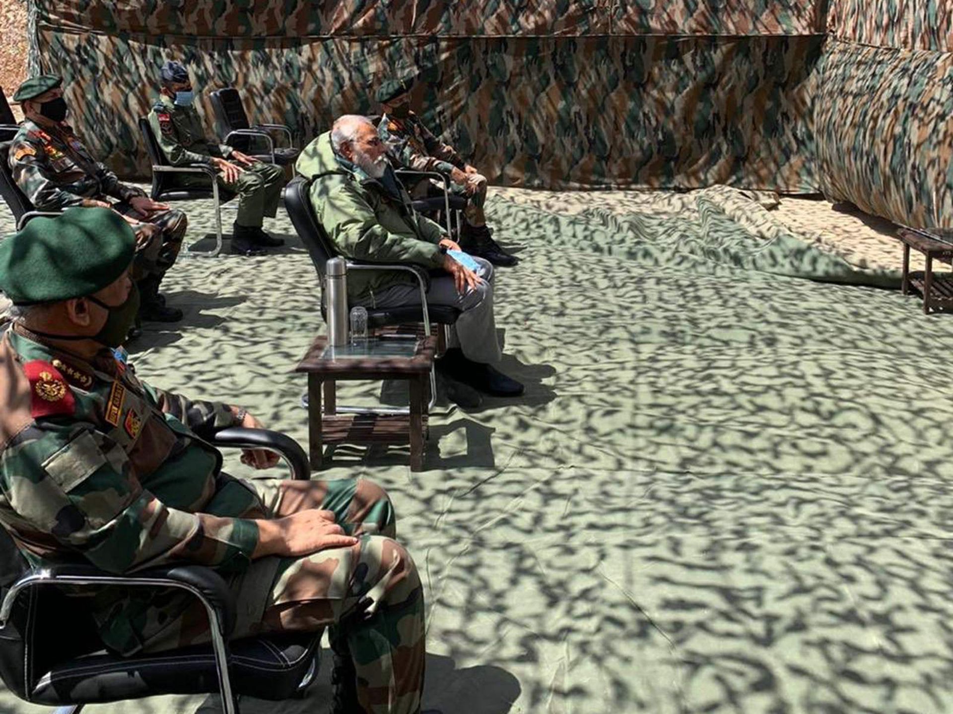 莫迪是当天早上抵达拉达克的,他和当地的军队进行了互动。(Twitter@Rahul Kanwal)