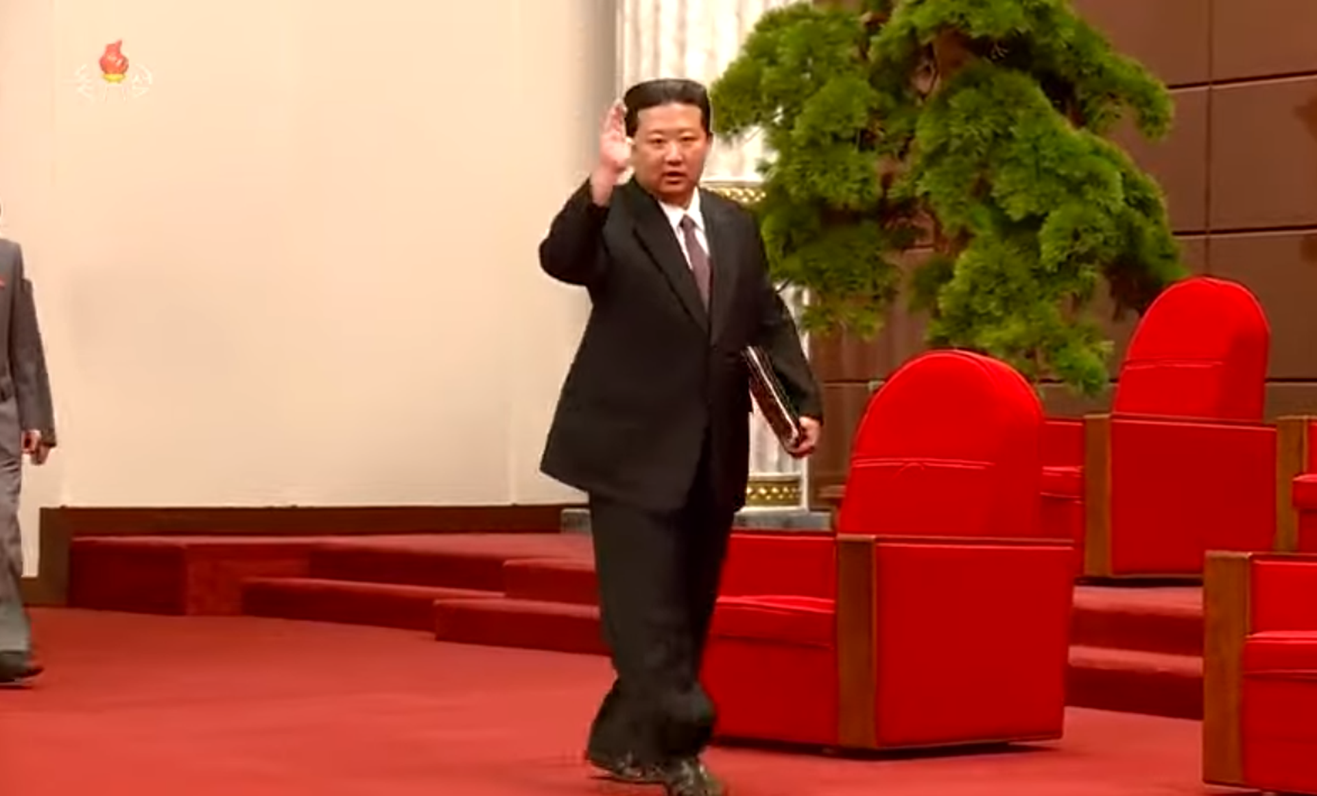 2021年10月11日，朝鲜官方公开朝鲜领导人金正恩出席劳动党成立纪念日并发表演说视频画面。 （朝鲜中央电视台视频截图）
