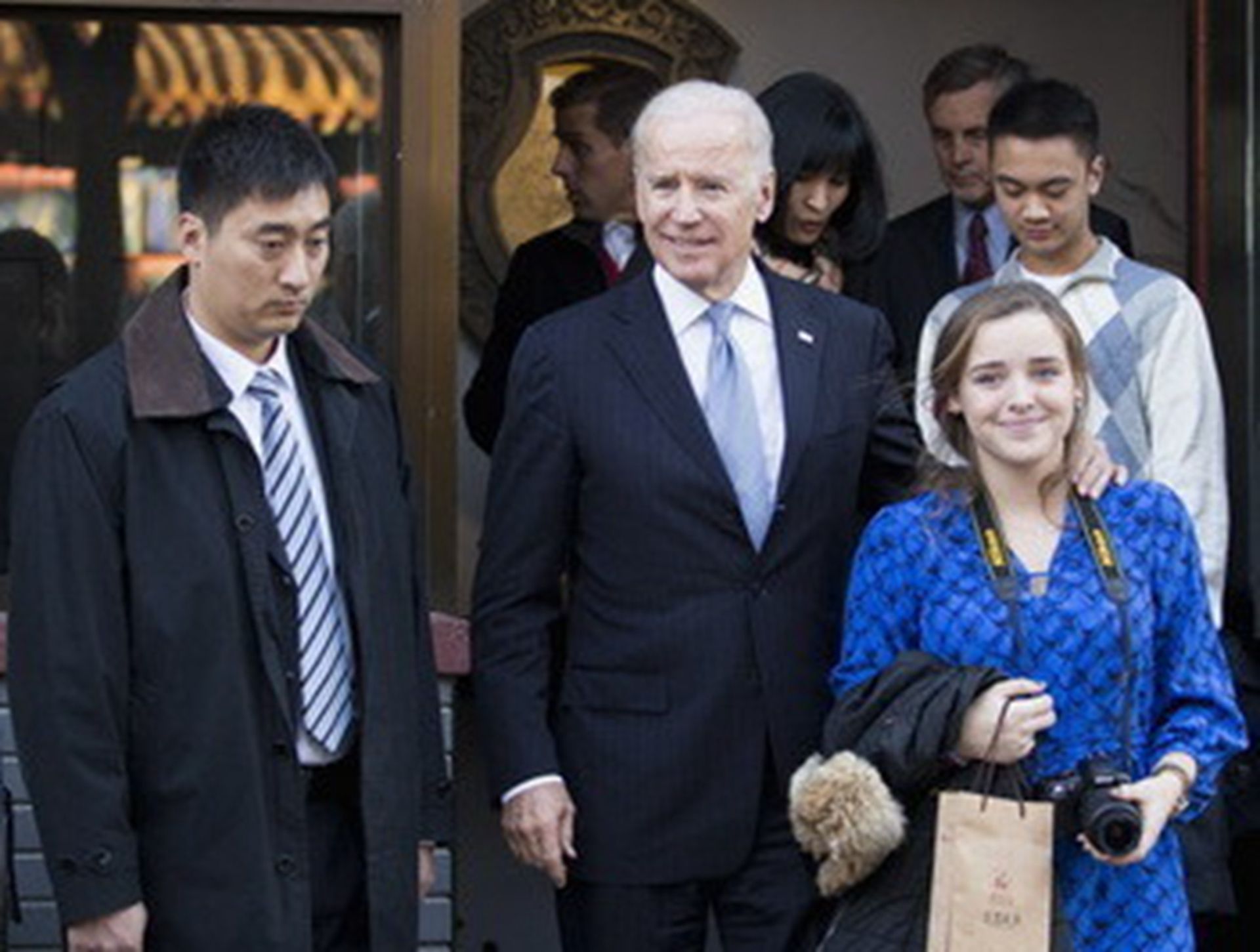 2013年，时任美国副总统拜登带着孙女芬尼根在北京参观。（微博@北方思想库）