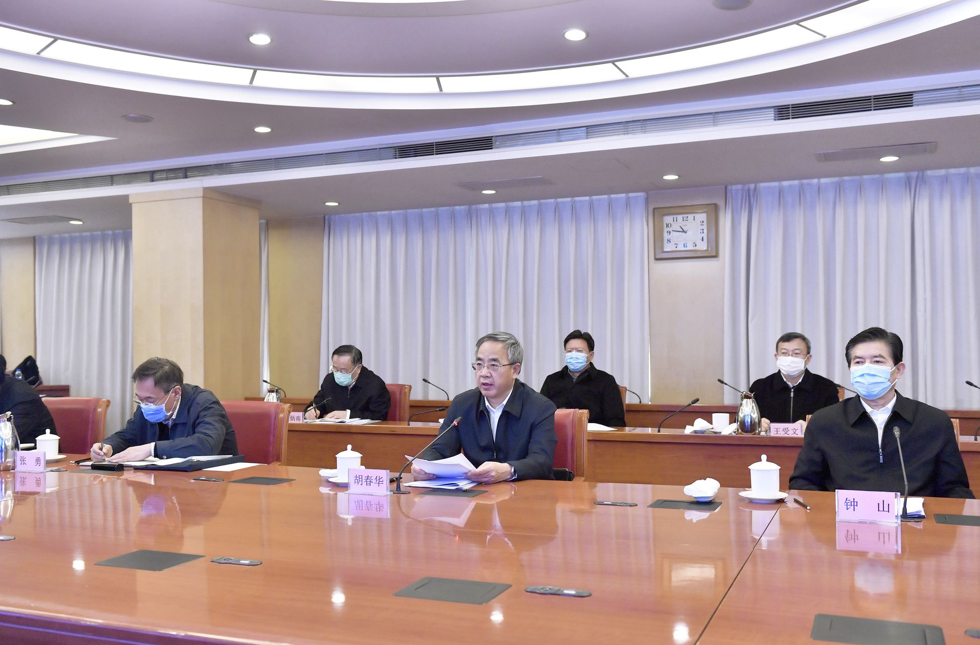 中共中央政治局委员、国务院副总理胡春华（中）是李克强接班人的热门人选。（新华社）