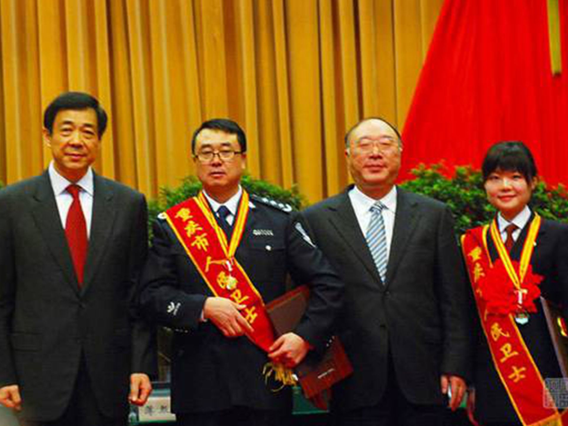 黄奇帆(右二)与王立军(右三)曾是薄熙来主政重庆时期的重要帮手。(微博@李庄)