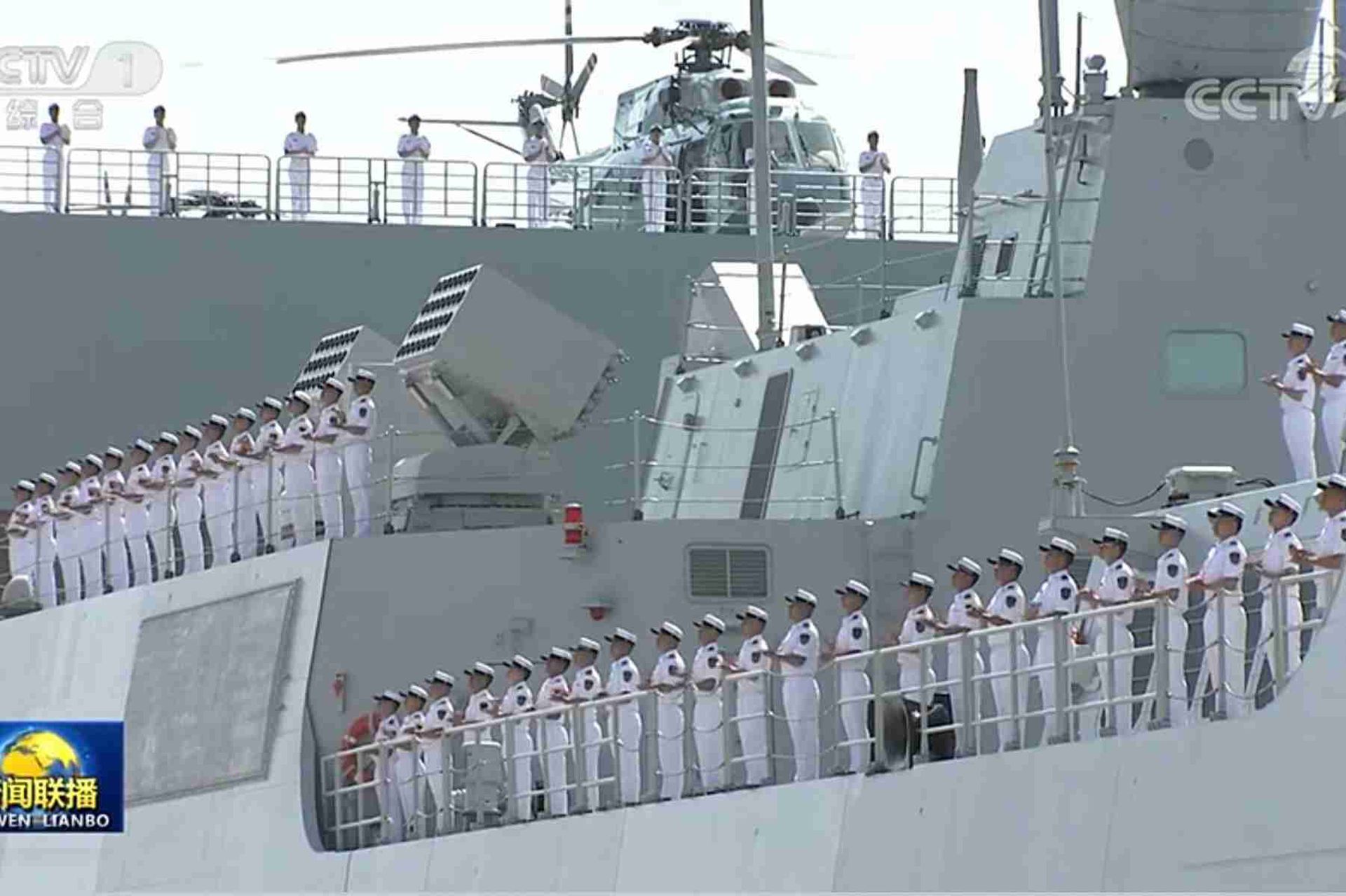 中国央视新闻公开入列现场画面。图为中国海军官兵在新入列的舰艇上。（中国央视截图）