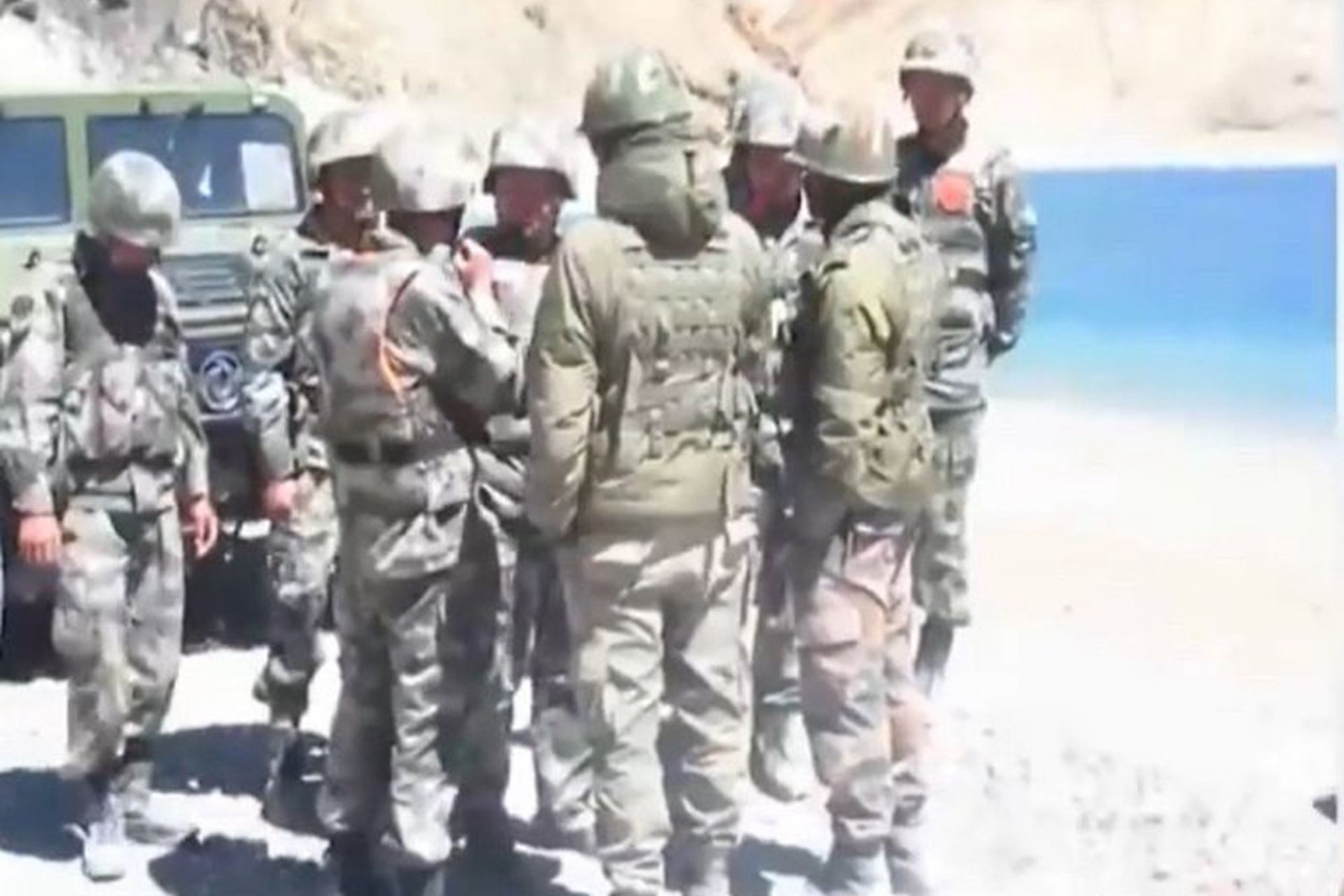 中印边境对峙,解放军将印军打伤。有2名解放军戴着口罩,因此被认为是近期所发生的。(微博视频截图) 中印边境对峙,解放军将印军打伤。有2名解放军戴着口罩,因此被认为是近期所发生的。(微博视频截图)