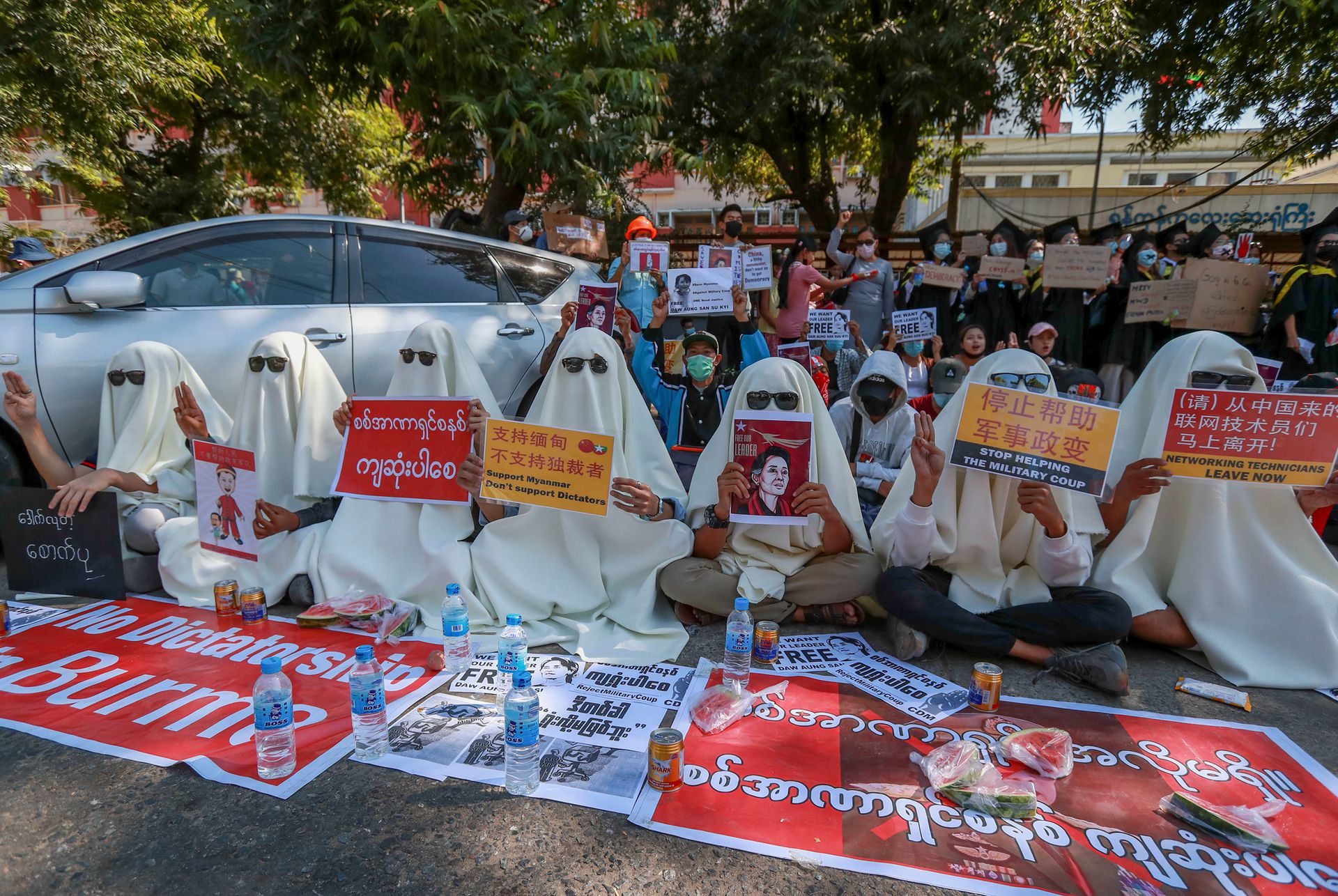 2021年2月11日，中国驻缅甸仰光大使馆外反政变示威者身着表演服饰抗议中国对缅军方的支持。（AP）