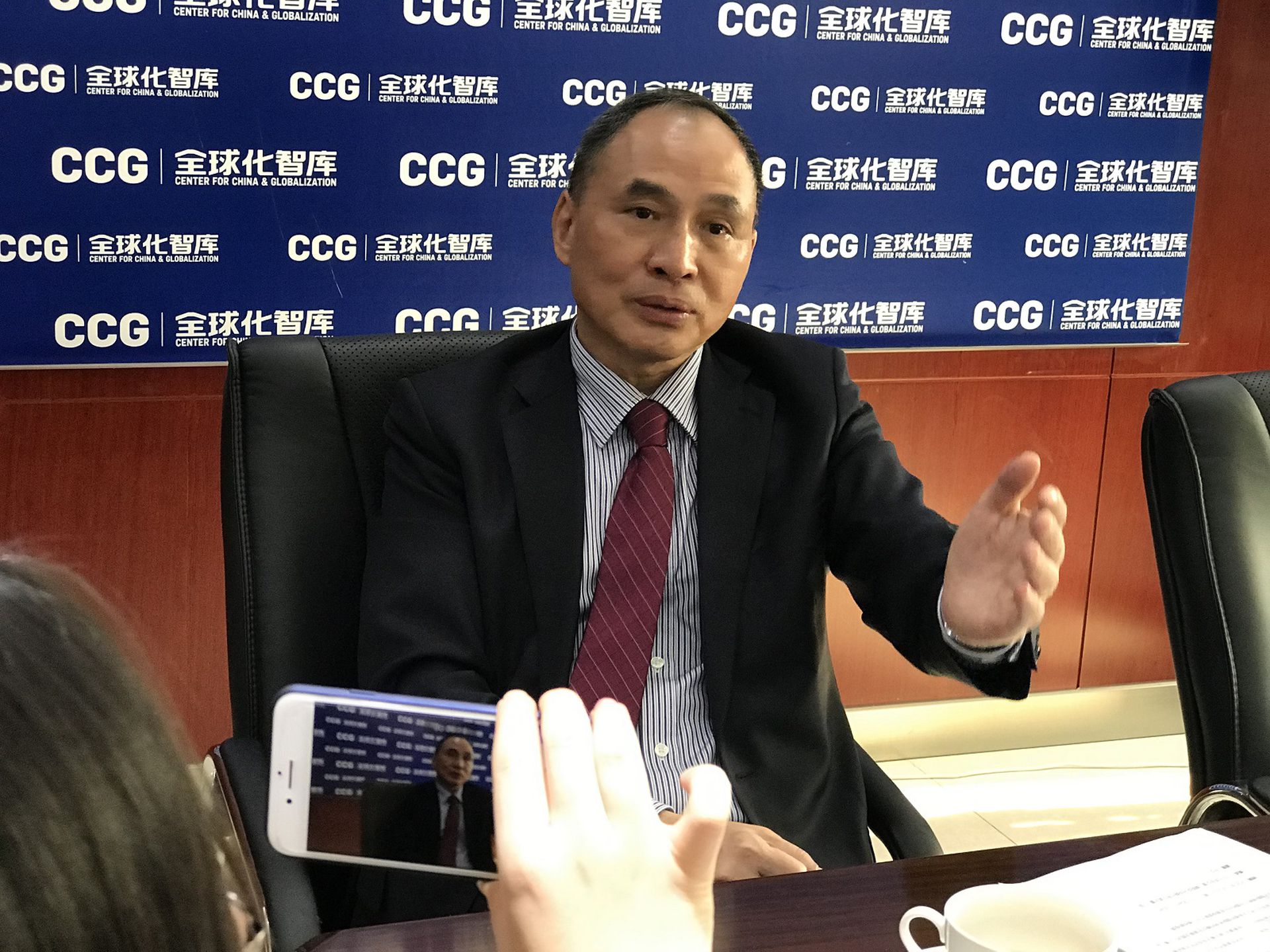 多维新闻在全球化智库（CCG）的公开论坛上专访郑永年画面。（多维新闻）