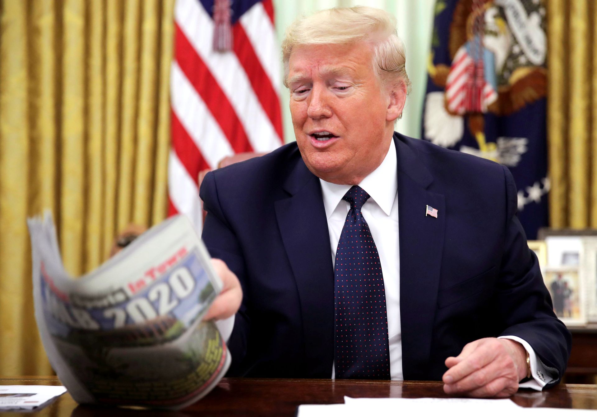 2020年5月28日,特朗普总统在白宫对推特的事实核查表达不满并签署行政令予以反击。同一天,他发布推文批评明尼苏达州“暴徒”,结果被推特官方批为“美化暴力”。(AP)