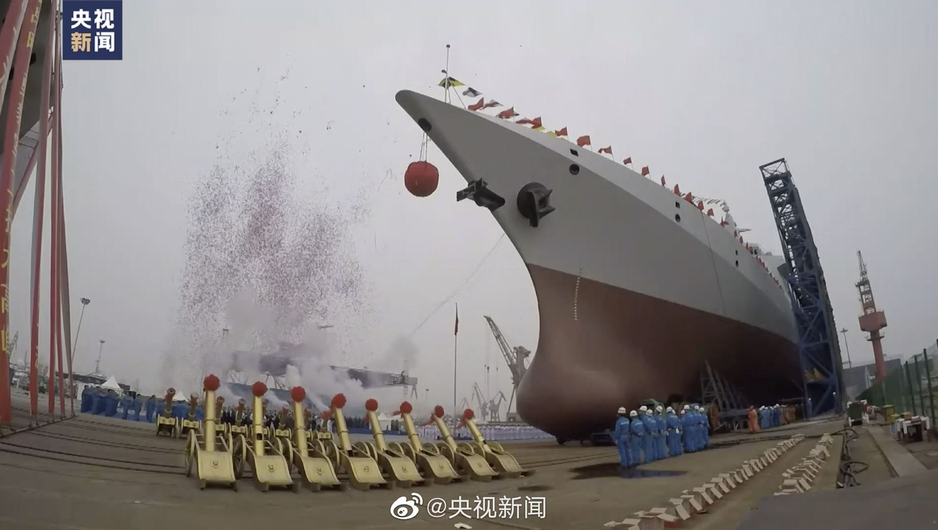 船厂中的055型万吨级驱逐舰首舰南昌舰。舰首下部巨大的球状船首表明,055型驱逐舰装备有大型全尺寸船壳声呐,反潜性能远强于052型驱逐舰、054A型护卫舰。(微博@央视新闻) 船厂中的055型万吨级驱逐舰首舰南昌舰。舰首下部巨大的球状船首表明,055型驱逐舰装备有大型全尺寸船壳声呐,反潜性能远强于052型驱逐舰、054A型护卫舰。(微博@央视新闻)