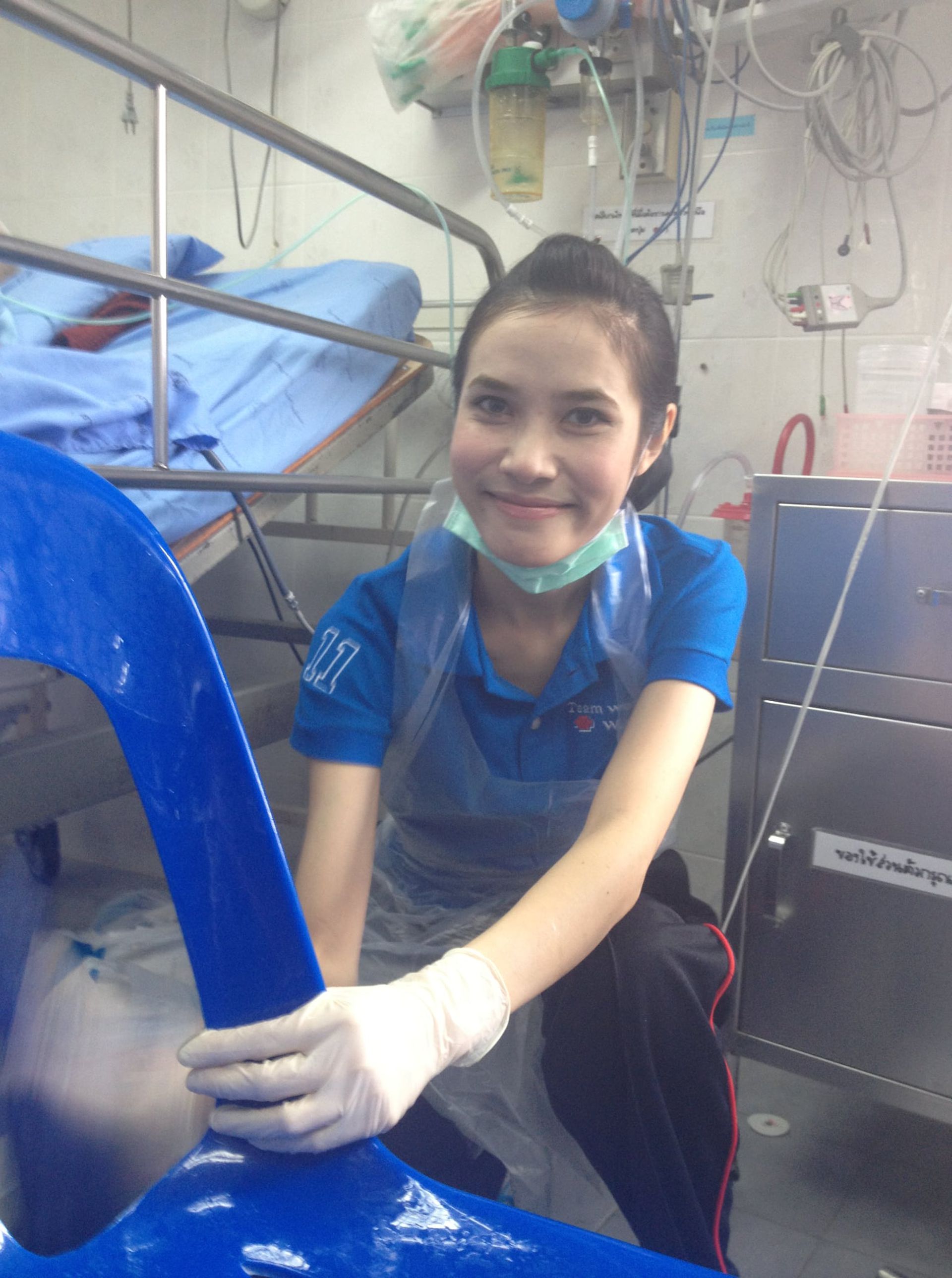 这些意外流出的照片中有诗妮娜王妃在泰国皇家医院当护士的青春照，照片中诗妮娜王妃身穿医院制服，笑容满面。（Facebook@Pavin Chachavalpongpun）