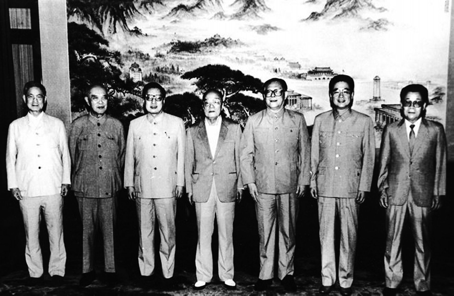 1989年6月，中共十三届四中全会在北京召开，选举了以江泽民为首的党中央新的领导班子。图左起：宋平、姚依林、乔石、杨尚昆、江泽民、李鹏、李瑞环。（新华社）
