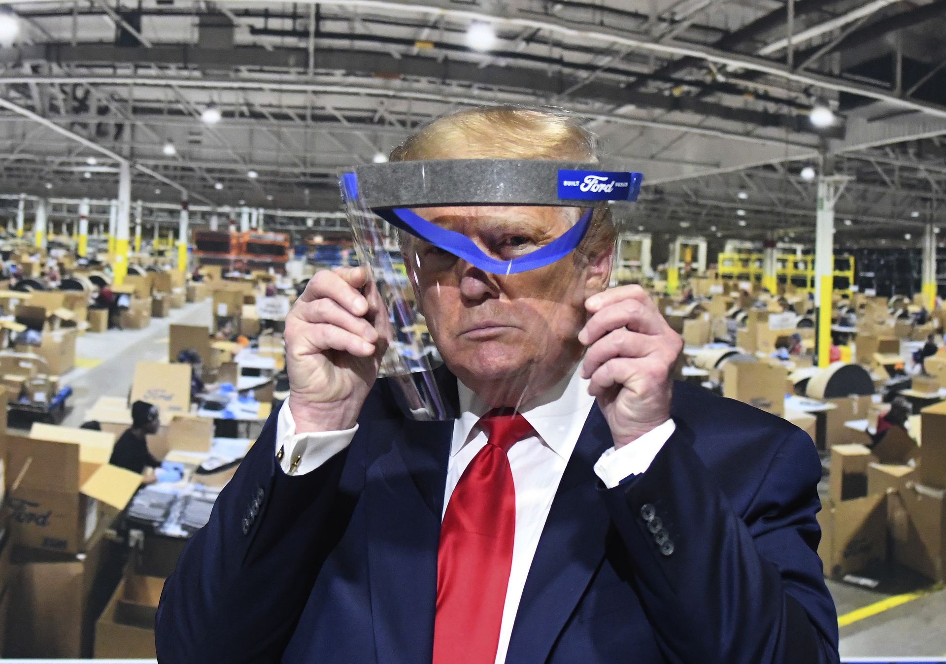 美国总统特朗普在5月21日参观了福特汽车在密歇根州的一家生产呼吸机的工厂。（AP）