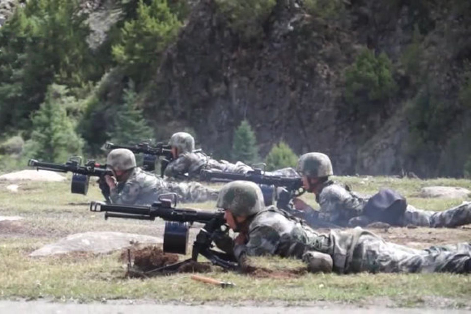 2020年9月下旬,解放军在中印边境强化军力存在。(中国军视网截图) 2020年9月下旬,解放军在中印边境强化军力存在。(中国军视网截图)