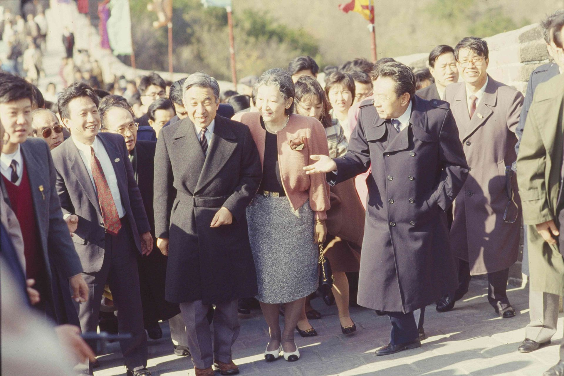 1992年,中国北京,日本今上天皇明仁访华。 游览八达岭长城。时任北京市长陈希同(前排右一)陪同。(VCG)