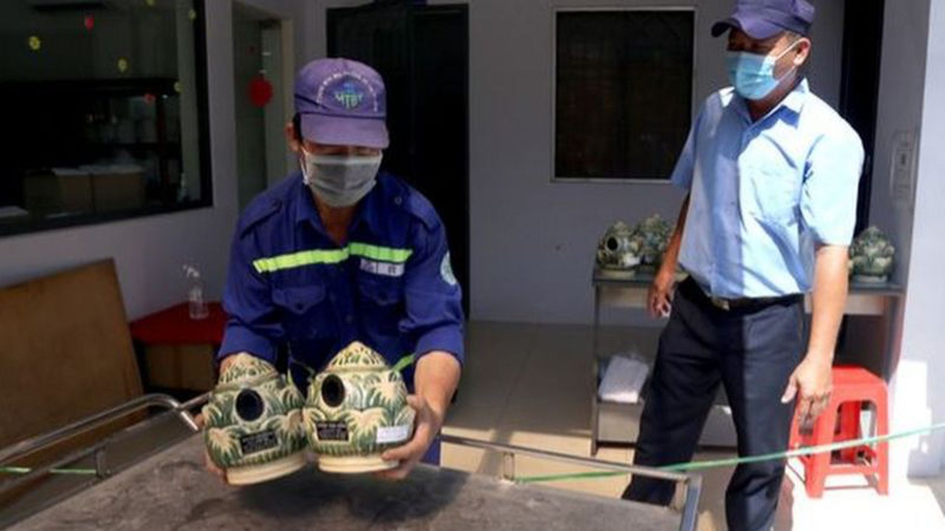 目前,胡志明市疫情仍然严重,社交媒体盛传该地一小时有10人病死。图中为当地火葬场的工人在准备骨灰瓮。(BBC越南网页截图) 目前,胡志明市疫情仍然严重,社交媒体盛传该地一小时有10人病死。图中为当地火葬场的工人在准备骨灰瓮。(BBC越南网页截图)