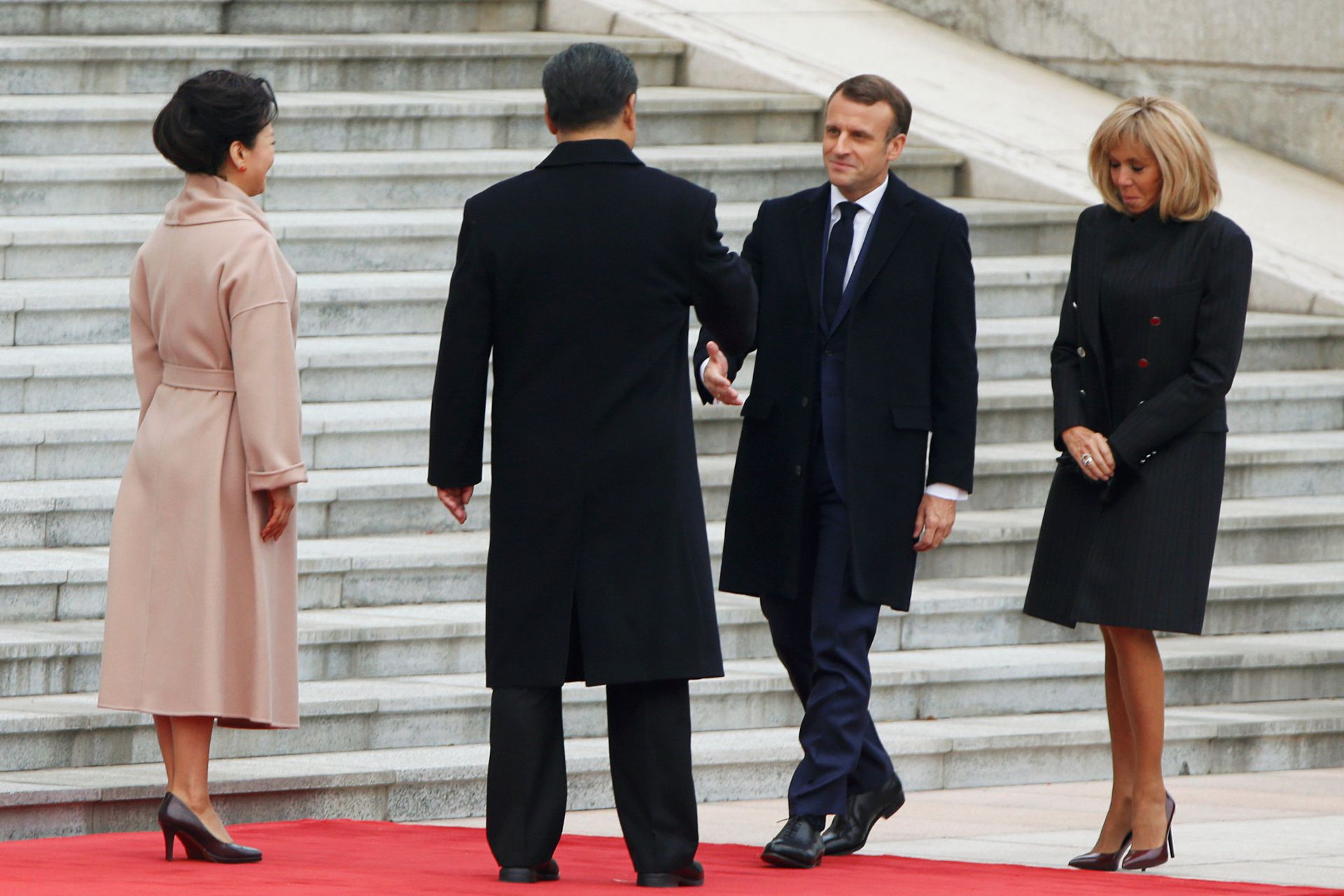 2019年11月6日，法国总统马克龙夫妇与中国国家主席习近平夫妇在北京人民大会堂外共同出席欢迎仪式。（Reuters）