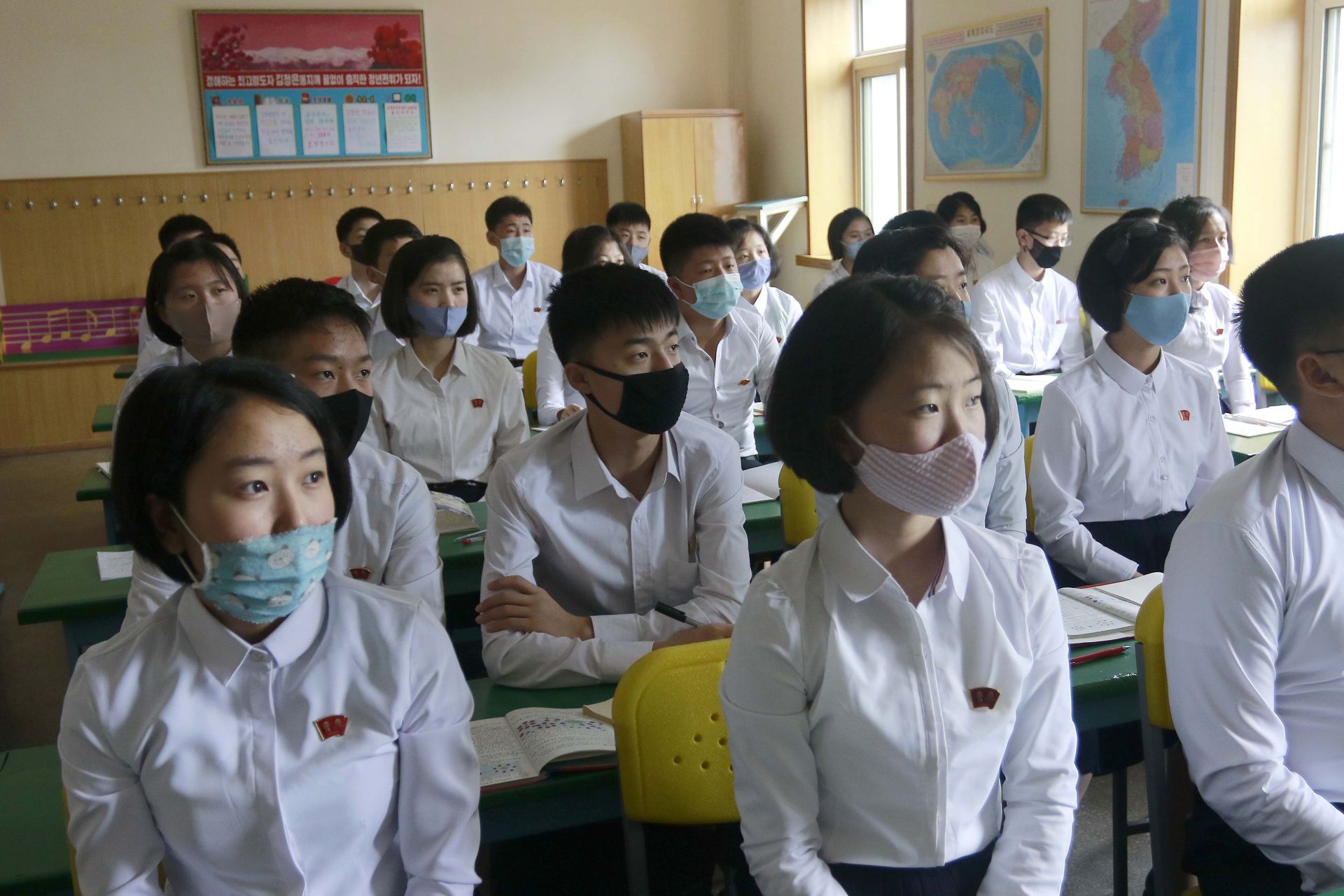 2020年6月3日，朝鲜平壤的龙王高中学生们戴着口罩上课。（AP）
