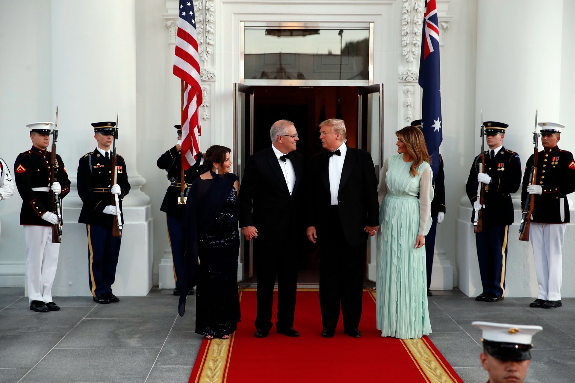 澳大利亚总理莫里森（中左）第一次访问美国时，就得到了特朗普（中右）的盛大礼遇。（美联社）
