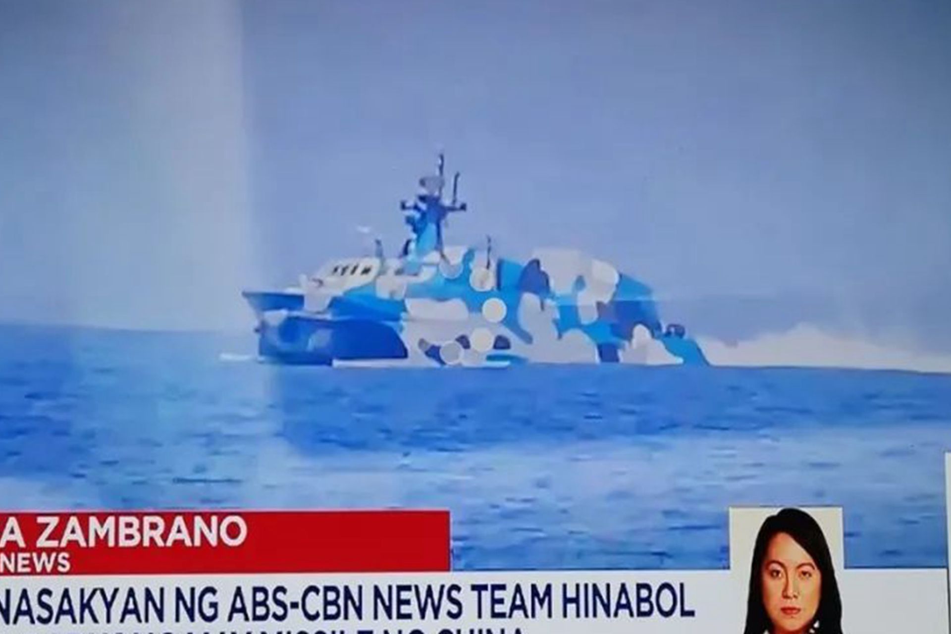 4月8日时，菲律宾ABS-CBN电视台记者搭乘渔船从巴拉望出发，原计划潜入牛轭礁一线拍摄中国渔船船队，不想到仁爱礁以东就被中国海警船逼退，此后，又被22型隐形导弹艇驱离。（微博@南海的波涛）