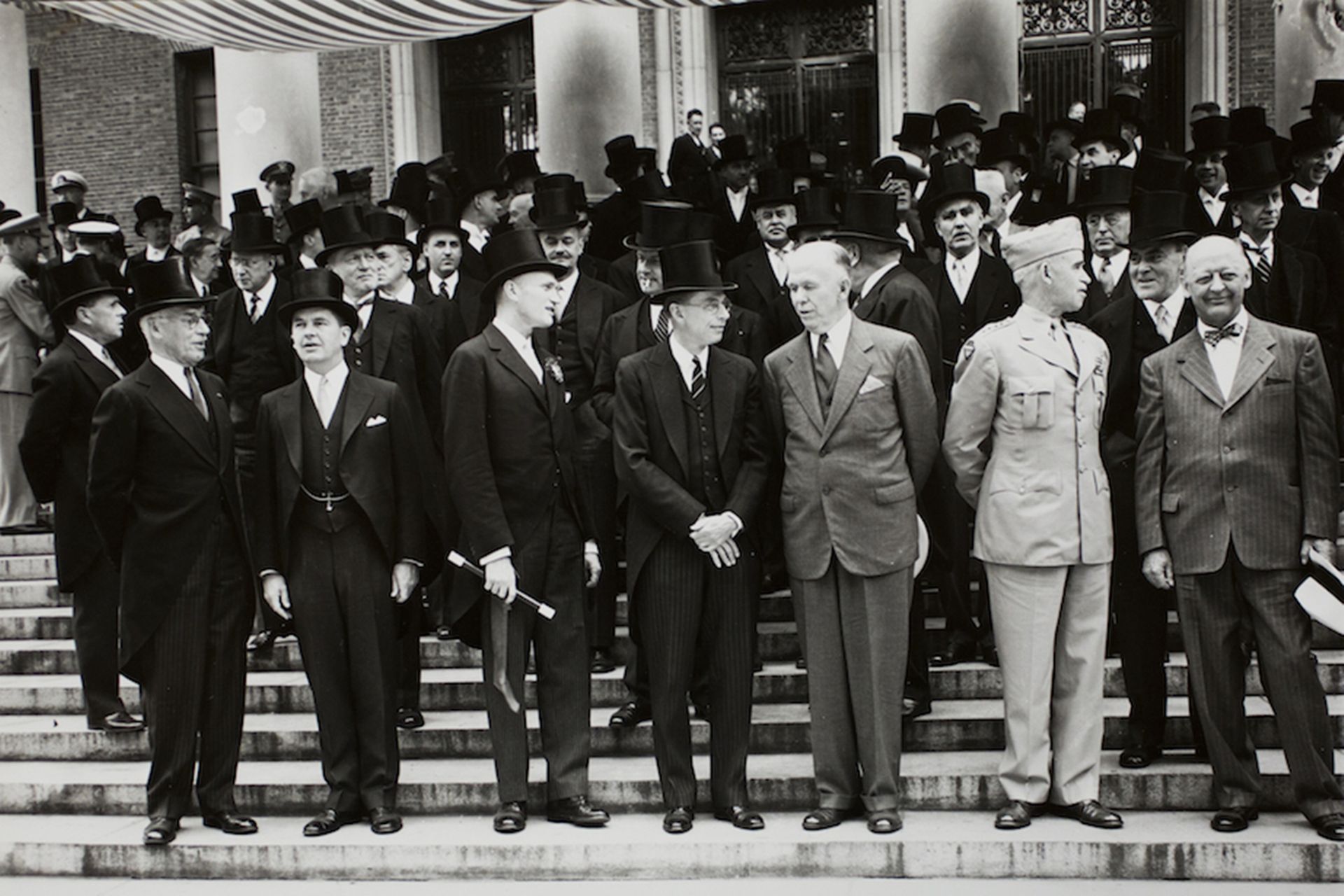 1947年6月5日，美国国务卿马歇尔（George Marshall）于哈佛大学毕业典礼发表演说，提出“欧洲复兴计划”的构想──又称为“马歇尔计划”，希冀能挽救二战后欧洲的残破经济。前排右边第三位即马歇尔。（The Harvard Gazette网站）