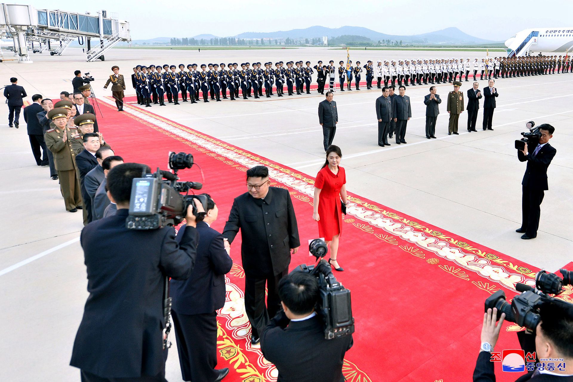 2018年6月20日，朝鲜领导人金正恩与夫人李雪主准备前往中国进行访问活动。（Reuters）