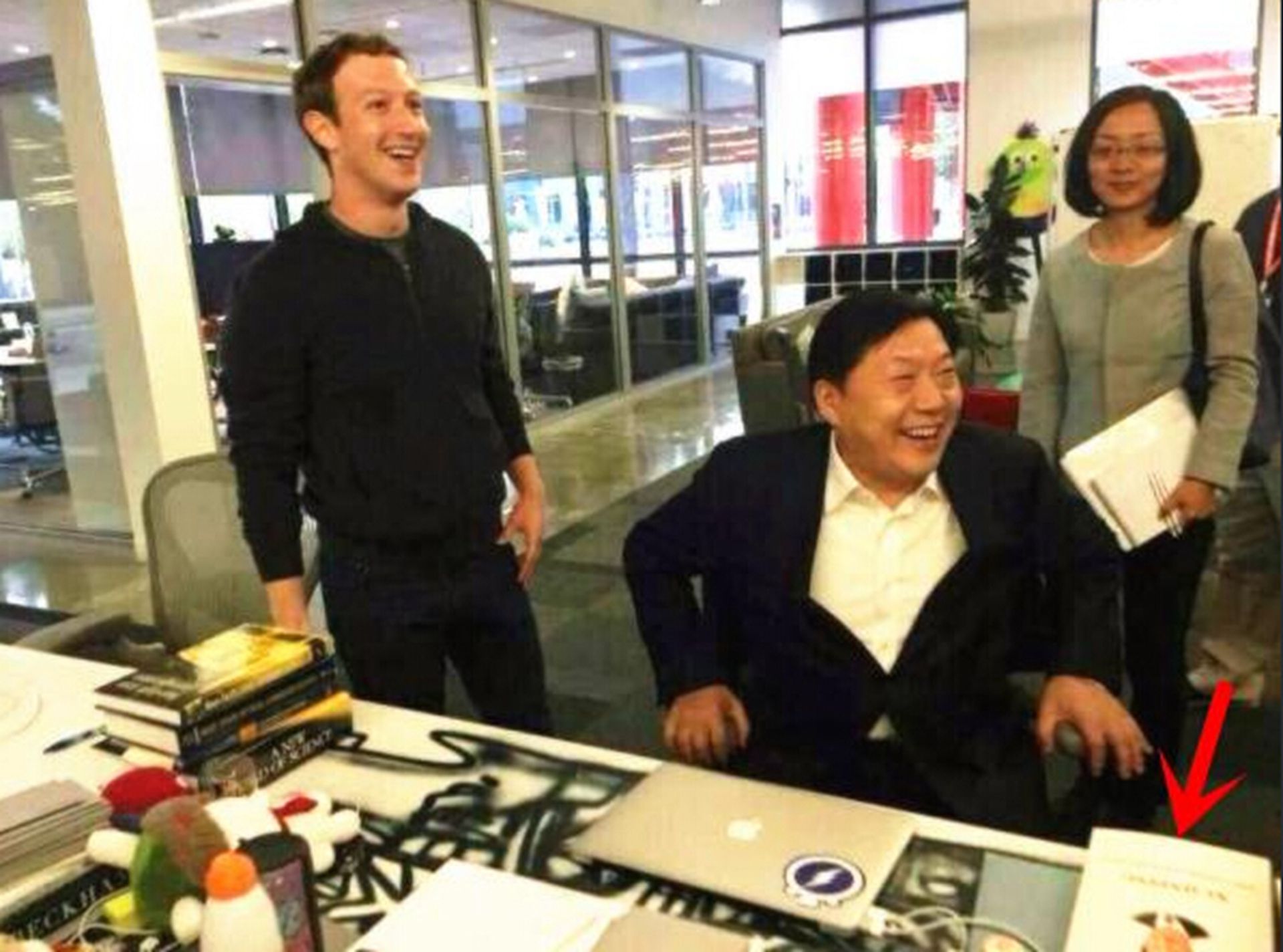2014年12月7日,中国国家互联网信息办公室主任鲁炜访问Facebook创始人扎克伯格办公室。(新华社推特截图)