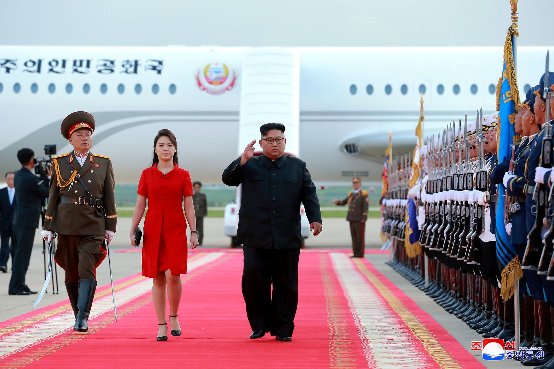 2018年6月20日，金正恩与夫人李雪主离开平壤前，检阅仪仗队。（Reuters）