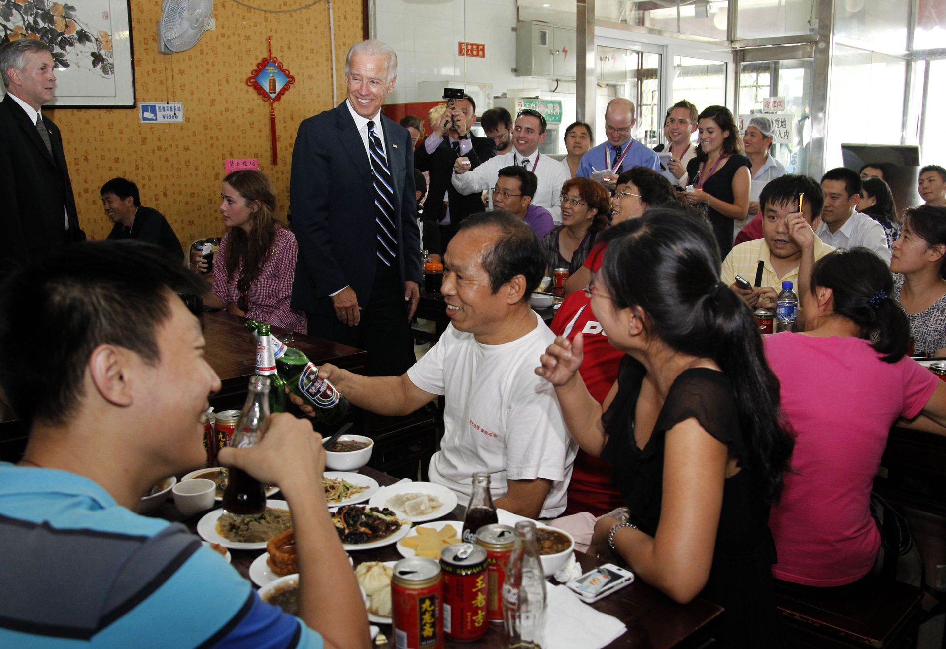 2011年8月18日，拜登和孙女娜奥米来到位于北京市的“姚记炒肝”，与餐馆里民众交流。（Getty）
