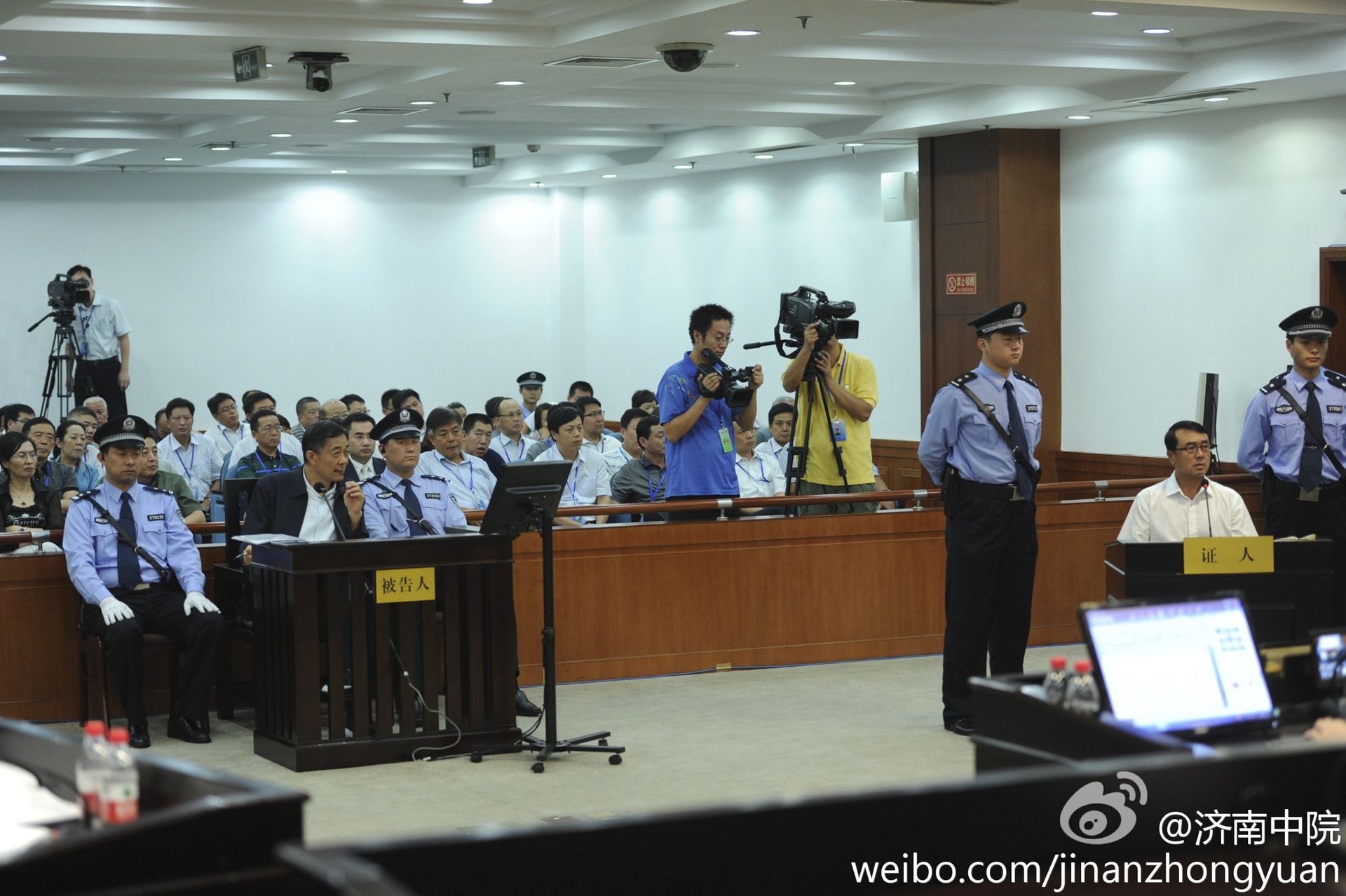 2013年8月24日在山东济南中级人民法院,薄熙来与王立军当许对质。(微博@济南中院)