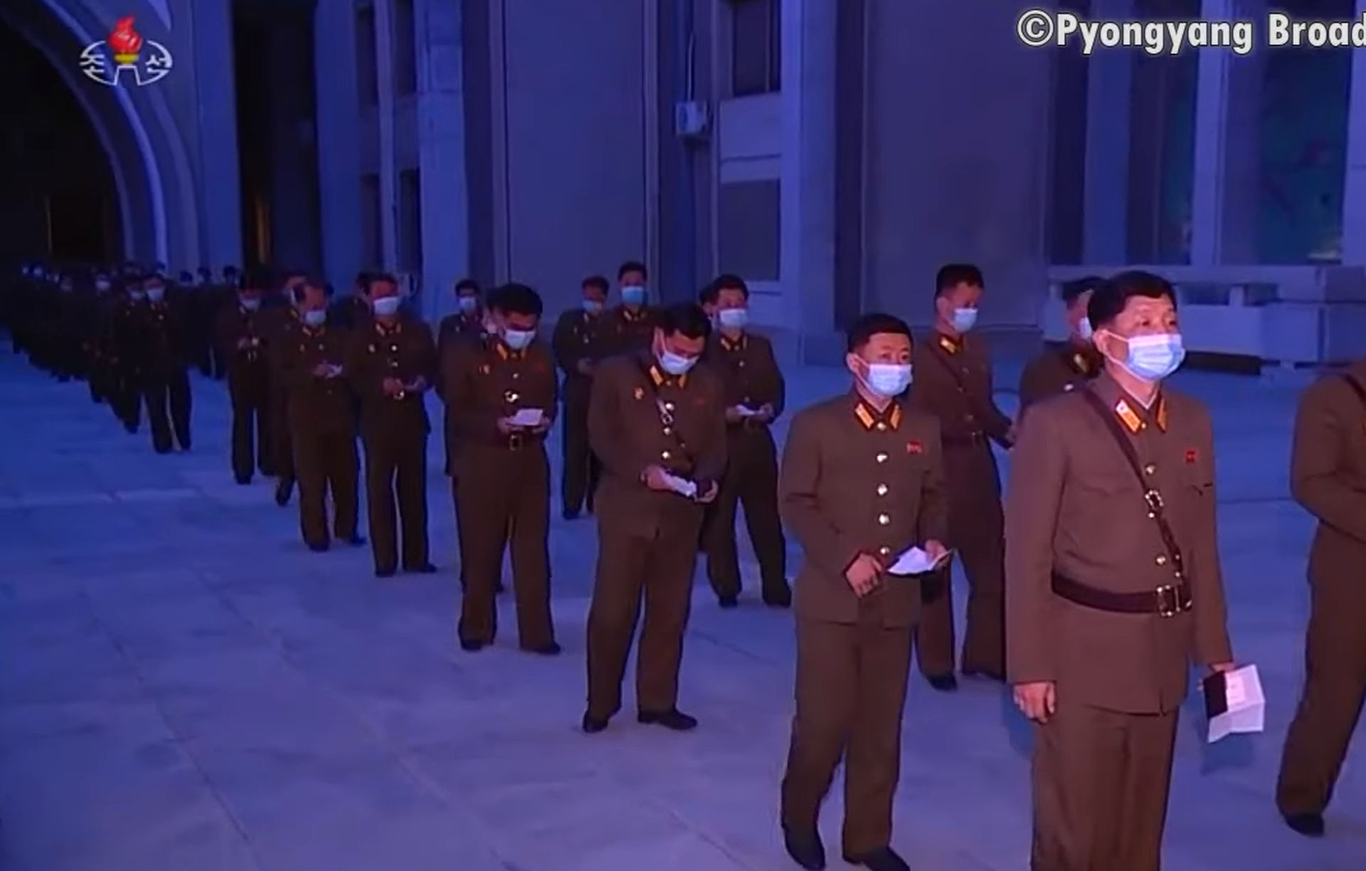 演出开始前，朝鲜人民军等人员进入会场。（朝鲜中央电视台视频截图）