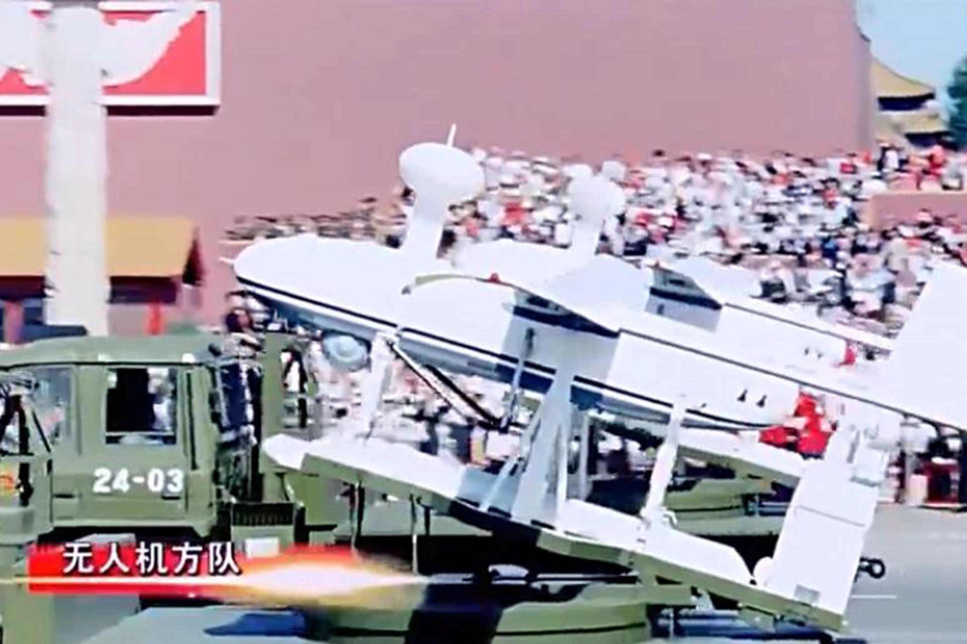 中国研制多型无人机。ASN系列无人机多采用后推式双尾撑结构，续航时间4小时至8小时，航程150公里，现有ASN-218短程无人机、ASN-216近程无人机、ASN-209F多用途无人机型号等。图为参加2009年10月1日中共建政60周年阅兵的ASN-207无人机。（中国央视截图）