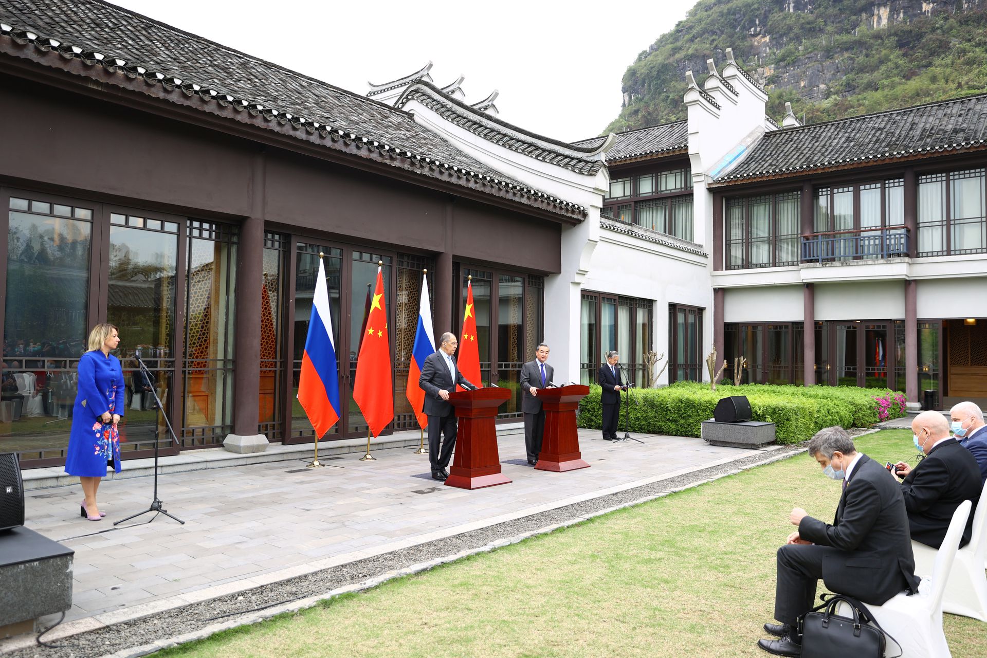 2021年3月23日，俄罗斯外交部长拉夫罗夫和中国国务委员兼外交部长王毅在中国桂林会晤后出席新闻发布会。（Reuters）