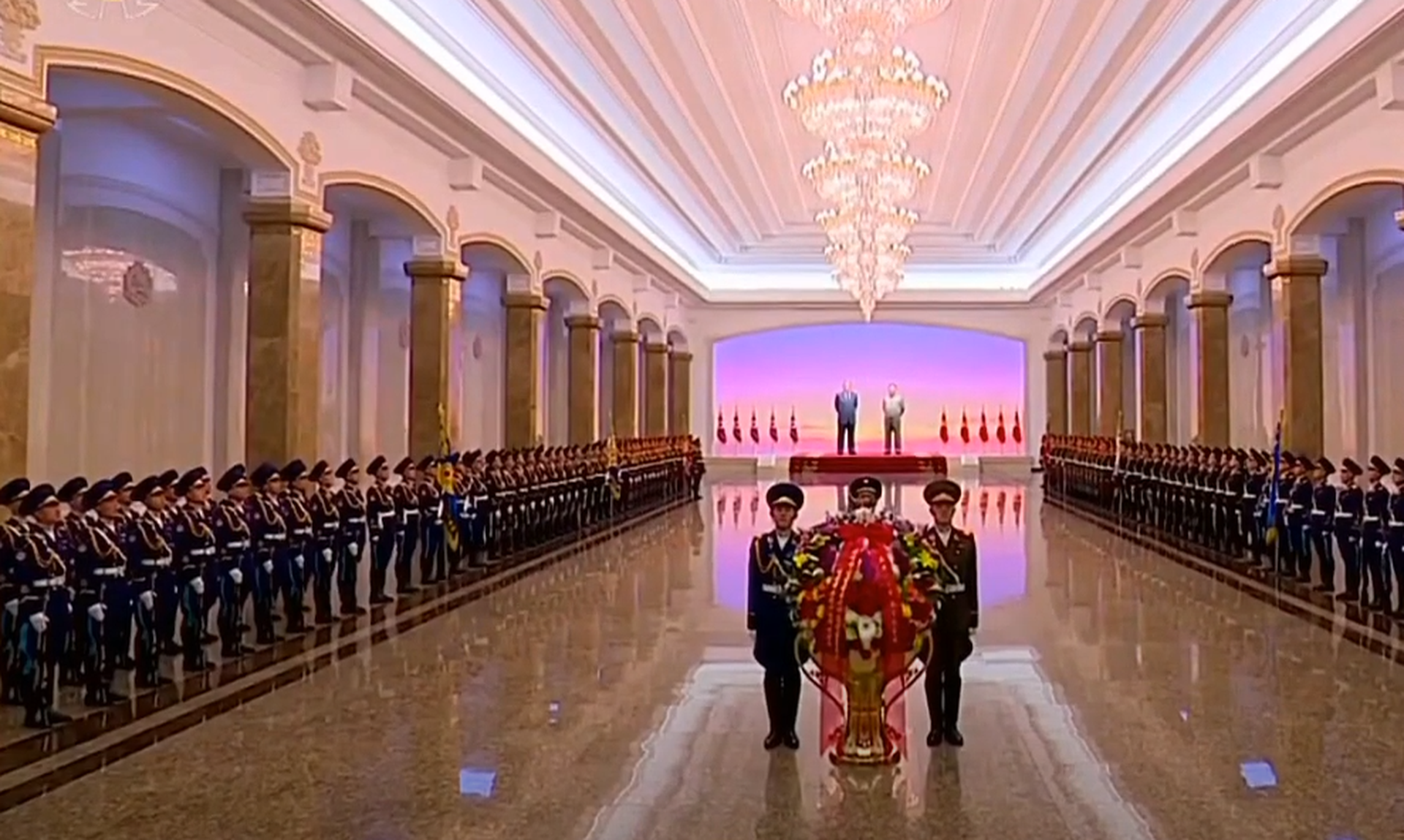 2021年1月13日，金正恩前往锦绣山太阳宫参谒前，礼兵列队等待。（朝鲜中央电视台视频截图）